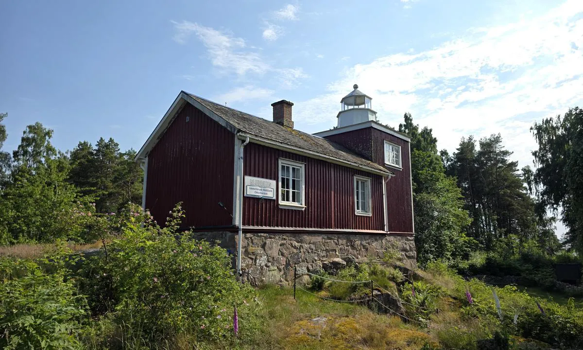 Fällholmarna norra: {"base": "no", "no": "Det gamle fyr innerst i havnen bnyttes n\u00e5 som klubbhus.", "se": "Den gamla fyren innerst i hamnen anv\u00e4nds nu som klubbhus.", "en": "The old lighthouse at the innermost part of the harbor is now used as a clubhouse.", "da": "Det gamle fyr inderst i havnen bruges nu som klubhus.", "fr": "Le vieux phare au fond du port est maintenant utilis\u00e9 comme club-house.", "de": "Der alte Leuchtturm am Ende des Hafens wird jetzt als Klubhaus genutzt.", "es": "El antiguo faro al fondo del puerto se utiliza ahora como casa club.", "it": "Il vecchio faro all'interno del porto \u00e8 ora usato come club house.", "pt": "O antigo farol no final do porto \u00e9 agora usado como clube.", "nl": "De oude vuurtoren aan het einde van de haven wordt nu gebruikt als clubhuis.", "pl": "Stara latarnia morska w g\u0142\u0119bi portu jest teraz u\u017cywana jako klub.", "uk": "\u0421\u0442\u0430\u0440\u0438\u0439 \u043c\u0430\u044f\u043a \u0432 \u043a\u0456\u043d\u0446\u0456 \u0433\u0430\u0432\u0430\u043d\u0456 \u0442\u0435\u043f\u0435\u0440 \u0432\u0438\u043a\u043e\u0440\u0438\u0441\u0442\u043e\u0432\u0443\u0454\u0442\u044c\u0441\u044f \u044f\u043a \u043a\u043b\u0443\u0431\u043d\u0438\u0439 \u0431\u0443\u0434\u0438\u043d\u043e\u043a.", "ro": "Vechea far\u021b\u0103, situat\u0103 \u00een cap\u0103tul portului, este acum folosit\u0103 ca sediu al clubului.", "tr": "Liman\u0131n i\u00e7 taraf\u0131ndaki eski deniz feneri art\u0131k kul\u00fcp binas\u0131 olarak kullan\u0131lmaktad\u0131r.", "el": "\u039f \u03c0\u03b1\u03bb\u03b9\u03cc\u03c2 \u03c6\u03ac\u03c1\u03bf\u03c2 \u03c3\u03c4\u03bf \u03b5\u03c3\u03c9\u03c4\u03b5\u03c1\u03b9\u03ba\u03cc \u03c4\u03bf\u03c5 \u03bb\u03b9\u03bc\u03b1\u03bd\u03b9\u03bf\u03cd \u03c7\u03c1\u03b7\u03c3\u03b9\u03bc\u03bf\u03c0\u03bf\u03b9\u03b5\u03af\u03c4\u03b1\u03b9 \u03c4\u03ce\u03c1\u03b1 \u03c9\u03c2 \u03bb\u03ad\u03c3\u03c7\u03b7.", "cs": "Star\u00fd maj\u00e1k na konci p\u0159\u00edstavu se nyn\u00ed pou\u017e\u00edv\u00e1 jako klubovna.", "hu": "A kik\u00f6t\u0151 legm\u00e9ly\u00e9n tal\u00e1lhat\u00f3 r\u00e9gi vil\u00e1g\u00edt\u00f3tornyot most klubh\u00e1znak haszn\u00e1lj\u00e1k.", "fi": "Vanha majakka sataman sisimm\u00e4ss\u00e4 osassa toimii nyt kerhotalona.", "bg": "\u0421\u0442\u0430\u0440\u0438\u044f\u0442 \u0444\u0430\u0440 \u0432 \u043d\u0430\u0439-\u0432\u044a\u0442\u0440\u0435\u0448\u043d\u0430\u0442\u0430 \u0447\u0430\u0441\u0442 \u043d\u0430 \u043f\u0440\u0438\u0441\u0442\u0430\u043d\u0438\u0449\u0435\u0442\u043e \u0441\u0435\u0433\u0430 \u0441\u0435 \u0438\u0437\u043f\u043e\u043b\u0437\u0432\u0430 \u043a\u0430\u0442\u043e \u043a\u043b\u0443\u0431\u043d\u0430 \u043a\u044a\u0449\u0430.", "sr": "\u0421\u0442\u0430\u0440\u0438 \u0441\u0432\u0435\u0442\u0438\u043e\u043d\u0438\u043a \u0443\u043d\u0443\u0442\u0430\u0440 \u043b\u0443\u043a\u0435 \u0441\u0430\u0434\u0430 \u0441\u0435 \u043a\u043e\u0440\u0438\u0441\u0442\u0438 \u043a\u0430\u043e \u043a\u043b\u0443\u0431\u0441\u043a\u0430 \u043a\u0443\u045b\u0430.", "et": "Vana majakas sadama siseservas kasutatakse n\u00fc\u00fcd klubimajana.", "lv": "Vecais b\u0101ka ostas iek\u0161\u0113j\u0101 da\u013c\u0101 tagad tiek izmantots k\u0101 kluba nams.", "lt": "Senasis \u0161vyturys uosto viduje dabar naudojamas kaip klubas."}