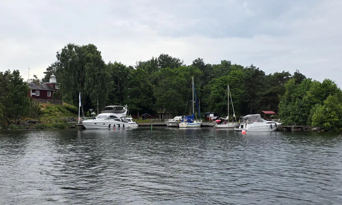 Fällholmarna norra: {"base": "no", "no": "Her kan man se r\u00f8d og gr\u00f8nn stake helt inne i havnen.", "se": "H\u00e4r kan man se r\u00f6d och gr\u00f6n prick helt inne i hamnen.", "en": "Here you can see red and green buoys right inside the harbour.", "da": "Her kan man se r\u00f8d og gr\u00f8n stage helt inde i havnen.", "fr": "Ici, vous pouvez voir une balise rouge et verte \u00e0 l'int\u00e9rieur du port.", "de": "Hier kann man rote und gr\u00fcne Seezeichen direkt im Hafen sehen.", "es": "Aqu\u00ed se puede ver balizas rojas y verdes muy adentro del puerto.", "it": "Qui si possono vedere picchetti rossi e verdi proprio dentro il porto.", "pt": "Aqui pode-se ver balizas vermelhas e verdes bem dentro do porto.", "nl": "Hier kan men rode en groene paal helemaal in de haven zien.", "pl": "Tutaj mo\u017cna zobaczy\u0107 czerwony i zielony pal ca\u0142kiem wewn\u0105trz portu.", "uk": "\u0422\u0443\u0442 \u043c\u043e\u0436\u043d\u0430 \u043f\u043e\u0431\u0430\u0447\u0438\u0442\u0438 \u0447\u0435\u0440\u0432\u043e\u043d\u0456 \u0442\u0430 \u0437\u0435\u043b\u0435\u043d\u0456 \u0432\u0456\u0445\u0438 \u043f\u0440\u044f\u043c\u043e \u0432 \u0433\u0430\u0432\u0430\u043d\u0456.", "ro": "Aici se poate vedea un st\u00e2lp ro\u0219u \u0219i unul verde chiar \u00een interiorul portului.", "tr": "Burada liman\u0131n tam i\u00e7inde k\u0131rm\u0131z\u0131 ve ye\u015fil \u015famand\u0131ra g\u00f6r\u00fclebilir.", "el": "\u0395\u03b4\u03ce \u03bc\u03c0\u03bf\u03c1\u03b5\u03af\u03c4\u03b5 \u03bd\u03b1 \u03b4\u03b5\u03af\u03c4\u03b5 \u03ba\u03cc\u03ba\u03ba\u03b9\u03bd\u03b7 \u03ba\u03b1\u03b9 \u03c0\u03c1\u03ac\u03c3\u03b9\u03bd\u03b7 \u03c3\u03b7\u03bc\u03b1\u03b4\u03bf\u03cd\u03c1\u03b1 \u03b1\u03ba\u03c1\u03b9\u03b2\u03ce\u03c2 \u03bc\u03ad\u03c3\u03b1 \u03c3\u03c4\u03bf \u03bb\u03b9\u03bc\u03ac\u03bd\u03b9.", "cs": "Zde m\u016f\u017eete vid\u011bt \u010derven\u00fd a zelen\u00fd k\u016fl p\u0159\u00edmo v p\u0159\u00edstavu.", "hu": "Itt l\u00e1that\u00f3 v\u00f6r\u00f6s \u00e9s z\u00f6ld lesz\u00far\u00f3 c\u00f6vek eg\u00e9szen bel\u00fcl a kik\u00f6t\u0151ben.", "fi": "T\u00e4\u00e4ll\u00e4 sataman sis\u00e4ll\u00e4 voi n\u00e4hd\u00e4 punaisen ja vihre\u00e4n paalun.", "bg": "\u0422\u0443\u043a \u043c\u043e\u0433\u0430\u0442 \u0434\u0430 \u0441\u0435 \u0432\u0438\u0434\u044f\u0442 \u0447\u0435\u0440\u0432\u0435\u043d \u0438 \u0437\u0435\u043b\u0435\u043d \u043a\u043e\u043c\u0430\u0440 \u0442\u043e\u0447\u043d\u043e \u0432 \u043f\u0440\u0438\u0441\u0442\u0430\u043d\u0438\u0449\u0435\u0442\u043e.", "sr": "Ovdje se mogu videti crveni i zeleni privezni stubovi unutar same luke.", "et": "Siin saab n\u00e4ha punast ja rohelist m\u00e4rgi otse sadama sees.", "lv": "\u0160eit var redz\u0113t sarkanu un za\u013cu mietu pavisam tuvu ost\u0101.", "lt": "\u010cia gali pamatyti raudon\u0105 ir \u017eali\u0105 stieb\u0105 visai uosto viduje."}