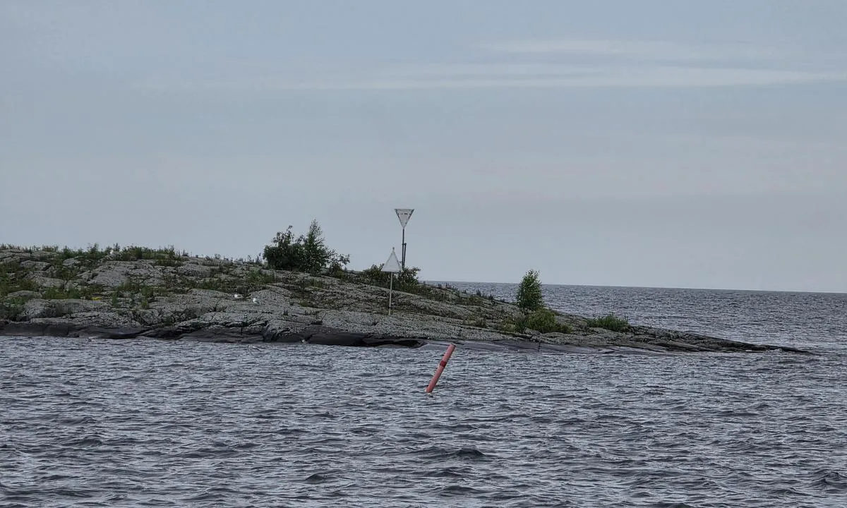 Fällholmarna norra: {"base": "no", "no": "Overett merker inn fra \u00f8st til runding av den r\u00f8de staken om babord selv om det ikke ser s\u00e5nn ut p\u00e5 bildet.", "se": "\u00d6verettm\u00e4rken in fr\u00e5n \u00f6st till rundning av den r\u00f6da staken om babord \u00e4ven om det inte ser s\u00e5 ut p\u00e5 bilden.", "en": "Align bearings inbound from the east to round the red beacon to port even though it doesn't look that way in the picture.", "da": "Overet m\u00e6rker ind fra \u00f8st til omrunding af den r\u00f8de stage om bagbord, selv om det ikke ser s\u00e5dan ud p\u00e5 billedet.", "fr": "Marques align\u00e9es de l'est vers le rond de la balise rouge \u00e0 b\u00e2bord m\u00eame si cela ne semble pas ainsi sur la photo.", "de": "Einsteuerung von Osten bis zur Umrundung der roten Bake an Backbord, auch wenn es auf dem Bild nicht so aussieht.", "es": "Se\u00f1ales de alineaci\u00f3n desde el este para rodear la baliza roja por babor aunque no se vea as\u00ed en la imagen.", "it": "Allineare i segnalamenti da est per girare il palo rosso a sinistra anche se non sembra cos\u00ec nella foto.", "pt": "Marcas de alinhamento de leste para contornar a baliza vermelha a bombordo, mesmo que n\u00e3o pare\u00e7a assim na foto.", "nl": "Lijn merktekens in vanuit het oosten naar het ronden van de rode staken aan bakboord, ook al lijkt het niet zo op de foto.", "pl": "Nawigacyjne znaki wchodz\u0105 od wschodu do okr\u0105\u017cenia czerwonego pala po lewej burcie, chocia\u017c na zdj\u0119ciu to tak nie wygl\u0105da.", "uk": "\u0412\u0438\u0440\u0456\u0432\u043d\u044e\u0439\u0442\u0435 \u043c\u0456\u0442\u043a\u0438 \u0437\u0456 \u0441\u0445\u043e\u0434\u0443 \u0434\u043e \u043e\u0431\u043c\u0438\u0432\u0430\u043d\u043d\u044f \u0447\u0435\u0440\u0432\u043e\u043d\u043e\u0433\u043e \u0441\u0442\u043e\u0432\u043f\u0430 \u0437 \u043b\u0456\u0432\u043e\u0433\u043e \u0431\u043e\u0440\u0442\u0443, \u043d\u0430\u0432\u0456\u0442\u044c \u044f\u043a\u0449\u043e \u0446\u0435 \u043d\u0435 \u0432\u0438\u0433\u043b\u044f\u0434\u0430\u0454 \u0442\u0430\u043a \u043d\u0430 \u0437\u043e\u0431\u0440\u0430\u0436\u0435\u043d\u043d\u0456.", "ro": "Semnalizatoarele de pe linia de drum dau intrarea din est pentru a roti st\u00e2lpul ro\u0219u pe babord chiar dac\u0103 nu pare a\u0219a \u00een imagine.", "tr": "Do\u011fu y\u00f6n\u00fcnden k\u0131rm\u0131z\u0131 \u015famand\u0131ray\u0131 sancak taraf\u0131ndan ge\u00e7erken do\u011fru hizalamalar yap\u0131lmal\u0131d\u0131r, foto\u011fraftan b\u00f6yle g\u00f6r\u00fcnmese bile.", "el": "\u03a3\u03b7\u03bc\u03ac\u03bd\u03c3\u03b5\u03b9\u03c2 \u03b5\u03c5\u03b8\u03c5\u03b3\u03c1\u03ac\u03bc\u03bc\u03b9\u03c3\u03b7\u03c2 \u03b1\u03c0\u03cc \u03c4\u03b7\u03bd \u03b1\u03bd\u03b1\u03c4\u03bf\u03bb\u03ae \u03b3\u03b9\u03b1 \u03c4\u03b7 \u03c3\u03c4\u03c1\u03bf\u03c6\u03ae \u03b3\u03cd\u03c1\u03c9 \u03b1\u03c0\u03cc \u03c4\u03bf\u03bd \u03ba\u03cc\u03ba\u03ba\u03b9\u03bd\u03bf \u03c0\u03ac\u03c3\u03c3\u03b1\u03bb\u03bf \u03b1\u03c0\u03cc \u03b1\u03c1\u03b9\u03c3\u03c4\u03b5\u03c1\u03ac, \u03b1\u03ba\u03cc\u03bc\u03b1 \u03ba\u03b1\u03b9 \u03b1\u03bd \u03b4\u03b5\u03bd \u03c6\u03b1\u03af\u03bd\u03b5\u03c4\u03b1\u03b9 \u03ad\u03c4\u03c3\u03b9 \u03c3\u03c4\u03b7 \u03c6\u03c9\u03c4\u03bf\u03b3\u03c1\u03b1\u03c6\u03af\u03b1.", "cs": "Veden\u00ed zna\u010dek p\u0159ibli\u017en\u011b z v\u00fdchodu k obeplut\u00ed \u010derven\u00e9ho k\u016flu po levoboku, i kdy\u017e to na obr\u00e1zku tak nevypad\u00e1.", "hu": "Az el\u0151\u00edrt jelek kelet fel\u0151l a piros t\u00e9tel bal oldal\u00e1hoz tartoznak, m\u00e9g ha a k\u00e9pen nem is \u00fagy t\u0171nik.", "fi": "Leimat id\u00e4st\u00e4 punaiselle kevyspurjeelle noudattaen vasemmanpuoleista reitti\u00e4, vaikka se ei ehk\u00e4 n\u00e4y kuvasta.", "bg": "\u041c\u0430\u0440\u043a\u0438\u0440\u043e\u0432\u043a\u0430\u0442\u0430 \u043e\u0442 \u0438\u0437\u0442\u043e\u043a \u043a\u044a\u043c \u0437\u0430\u043a\u0440\u044a\u0433\u043b\u044f\u043d\u0435\u0442\u043e \u043d\u0430 \u0447\u0435\u0440\u0432\u0435\u043d\u0430\u0442\u0430 \u043a\u043e\u043b\u0430 \u043e\u0442 \u043b\u044f\u0432\u0430\u0442\u0430 \u0441\u0442\u0440\u0430\u043d\u0430, \u0434\u043e\u0440\u0438 \u0438 \u0442\u043e\u0432\u0430 \u0434\u0430 \u043d\u0435 \u0438\u0437\u0433\u043b\u0435\u0436\u0434\u0430 \u0442\u0430\u043a\u0430 \u043d\u0430 \u0441\u043d\u0438\u043c\u043a\u0430\u0442\u0430.", "sr": "Prethodna oznaka ulazi sa istoka do okretaja oko crvene oznake sa leve strane iako tako ne izgleda na slici.", "et": "Latid t\u00e4hised idast sisenemiseks ja punase vai \u00fcmber k\u00e4imiseks vasakult, kuigi see ei tundu pildil nii.", "lv": "Navig\u0101cijas z\u012bmes no austrumiem l\u012bdz sarkan\u0101s bojas apbrauk\u0161anai pa kreisi, pat ja tas neizskat\u0101s t\u0101 bild\u0113.", "lt": "Poriniai \u017eenklai/nurodymai i\u0161 ryt\u0173 iki raudonos karties aplenkimo kair\u0117je, nors tai nesimato nuotraukoje."}