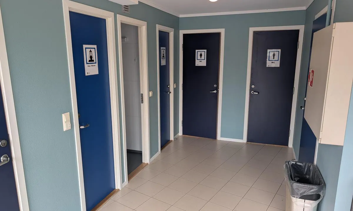 Farsund Gjestehavn - Gåsholmen: {"base": "se", "no": "Flott servicebygg", "se": "Fint service bygg", "en": "Nice service building", "da": "Flot servicebygning", "fr": "Belle construction de service", "de": "Sch\u00f6nes Servicegeb\u00e4ude", "es": "Edificio de servicios de calidad", "it": "Edificio di servizio fine", "pt": "Bel\u00edssima constru\u00e7\u00e3o de servi\u00e7o", "nl": "Mooi servicegebouw", "pl": "Pi\u0119kny budynek us\u0142ugowy", "uk": "\u0413\u0430\u0440\u043d\u0438\u0439 \u0441\u0435\u0440\u0432\u0456\u0441\u043d\u0438\u0439 \u0431\u0443\u0434\u0438\u043d\u043e\u043a", "ro": "Cl\u0103dire de servicii frumoas\u0103", "tr": "G\u00fczel hizmet binas\u0131", "el": "\u03a9\u03c1\u03b1\u03af\u03b5\u03c2 \u03b5\u03b3\u03ba\u03b1\u03c4\u03b1\u03c3\u03c4\u03ac\u03c3\u03b5\u03b9\u03c2 \u03b5\u03be\u03c5\u03c0\u03b7\u03c1\u03ad\u03c4\u03b7\u03c3\u03b7\u03c2", "cs": "Kr\u00e1sn\u00e1 servisn\u00ed budova", "hu": "Sz\u00e9p szolg\u00e1ltat\u00f3 \u00e9p\u00fclet", "fi": "Hieno huoltorakennus", "bg": "\u0414\u043e\u0431\u0440\u0430 \u0441\u0435\u0440\u0432\u0438\u0437\u043d\u0430 \u0441\u0433\u0440\u0430\u0434\u0430", "sr": "Lepa zgrada za usluge", "et": "Kena teenindushoone", "lv": "Laba servisa \u0113ka", "lt": "Puikus aptarnavimo pastatas"}