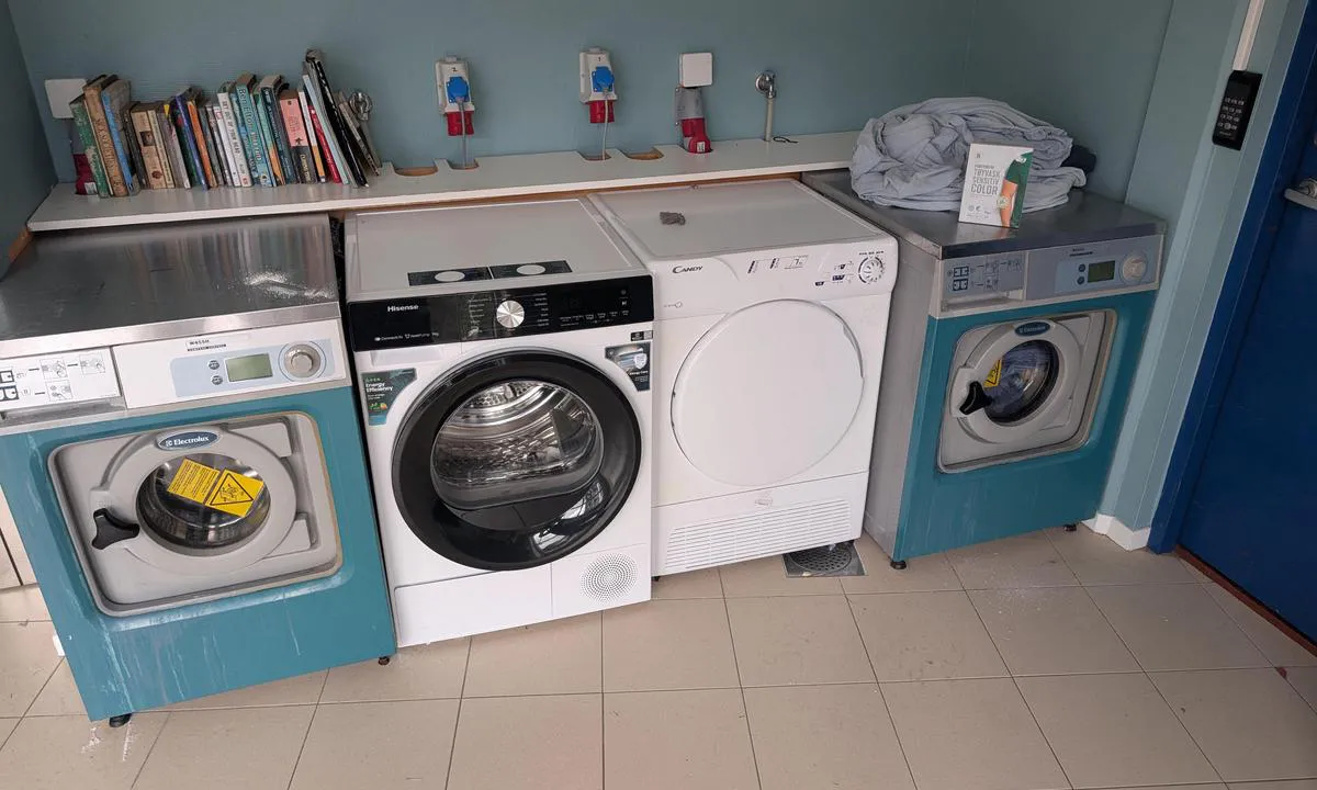 Farsund Gjestehavn - Gåsholmen: {"base": "no", "no": "Gode vaskemaskiner og t\u00f8rketrommel", "se": "Bra tv\u00e4ttmaskiner och torktumlare", "en": "Good washing machines and tumble dryer", "da": "Gode vaskemaskiner og t\u00f8rretumbler", "fr": "Bonnes machines \u00e0 laver et s\u00e8che-linge", "de": "Gute Waschmaschinen und W\u00e4schetrockner", "es": "Buenas lavadoras y secadoras", "it": "Buone lavatrici e asciugatrici", "pt": "Boas m\u00e1quinas de lavar e secar", "nl": "Goede wasmachines en droger", "pl": "Dobre pralki i suszarki", "uk": "\u0413\u0430\u0440\u043d\u0456 \u043f\u0440\u0430\u043b\u044c\u043d\u0456 \u043c\u0430\u0448\u0438\u043d\u0438 \u0442\u0430 \u0441\u0443\u0448\u0430\u0440\u043a\u0430", "ro": "Ma\u0219ini de sp\u0103lat \u0219i usc\u0103toare bune", "tr": "\u0130yi \u00e7ama\u015f\u0131r makineleri ve kurutma makineleri", "el": "\u039a\u03b1\u03bb\u03ad\u03c2 \u03c0\u03bb\u03c5\u03bd\u03c4\u03ae\u03c1\u03b9\u03b1 \u03ba\u03b1\u03b9 \u03c3\u03c4\u03b5\u03b3\u03bd\u03c9\u03c4\u03ae\u03c1\u03b9\u03b1", "cs": "Dobr\u00e9 pra\u010dky a su\u0161i\u010dka", "hu": "J\u00f3 mos\u00f3g\u00e9pek \u00e9s sz\u00e1r\u00edt\u00f3g\u00e9pek", "fi": "Hyv\u00e4t pesukoneet ja kuivausrummut", "bg": "\u0414\u043e\u0431\u0440\u0438 \u043f\u0435\u0440\u0430\u043b\u043d\u0438 \u0438 \u0441\u0443\u0448\u0438\u043b\u043d\u0438", "sr": "Dobri ve\u0161 ma\u0161ine i su\u0161ilice", "et": "Head pesumasinad ja kuivatid", "lv": "Labas ve\u013cas mazg\u0101jam\u0101s ma\u0161\u012bnas un ve\u013cas \u017e\u0101v\u0113t\u0101js", "lt": "Geros skalbimo ma\u0161inos ir d\u017eiovykl\u0117"}