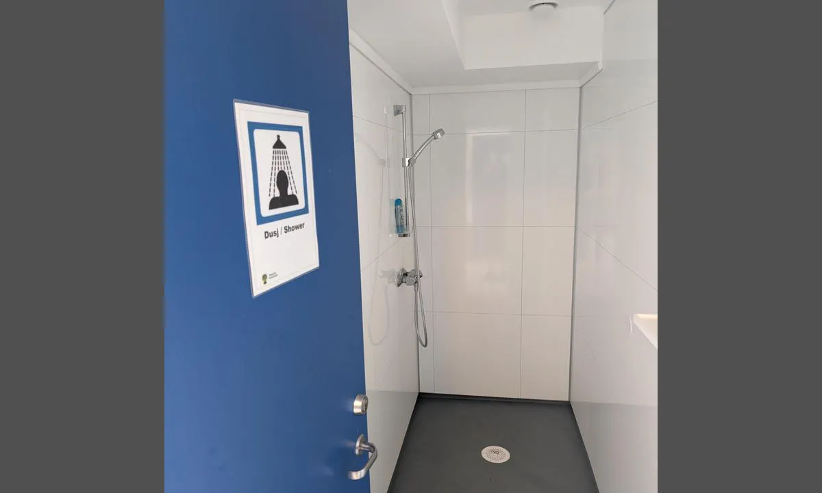 Farsund Gjestehavn - Gåsholmen: {"base": "no", "no": "Gode og rene dusjer", "se": "Bra och rena duschar", "en": "Good and clean showers", "da": "Gode og rene brusere", "fr": "Douches propres et bien entretenues", "de": "Gute und saubere Duschen", "es": "Duchas buenas y limpias", "it": "Docce buone e pulite", "pt": "Bons e limpos duches", "nl": "Goede en schone douches", "pl": "Dobre i czyste prysznice", "uk": "\u0425\u043e\u0440\u043e\u0448\u0456 \u0442\u0430 \u0447\u0438\u0441\u0442\u0456 \u0434\u0443\u0448\u0456", "ro": "Du\u0219uri bune \u0219i curate", "tr": "\u0130yi ve temiz du\u015flar", "el": "\u039a\u03b1\u03bb\u03ad\u03c2 \u03ba\u03b1\u03b9 \u03ba\u03b1\u03b8\u03b1\u03c1\u03ad\u03c2 \u03bd\u03c4\u03bf\u03c5\u03b6\u03b9\u03ad\u03c1\u03b5\u03c2", "cs": "Dobr\u00e9 a \u010dist\u00e9 sprchy", "hu": "J\u00f3 \u00e9s tiszta zuhanyz\u00f3k", "fi": "Hyv\u00e4t ja puhtaat suihkut", "bg": "\u0414\u043e\u0431\u0440\u0438 \u0438 \u0447\u0438\u0441\u0442\u0438 \u0434\u0443\u0448\u043e\u0432\u0435", "sr": "Dobra i \u010dista tu\u0161evi", "et": "Hea- ja puhasd du\u0161id", "lv": "Lieliskas un t\u012bras du\u0161as", "lt": "Geros ir \u0161varios du\u0161ai"}