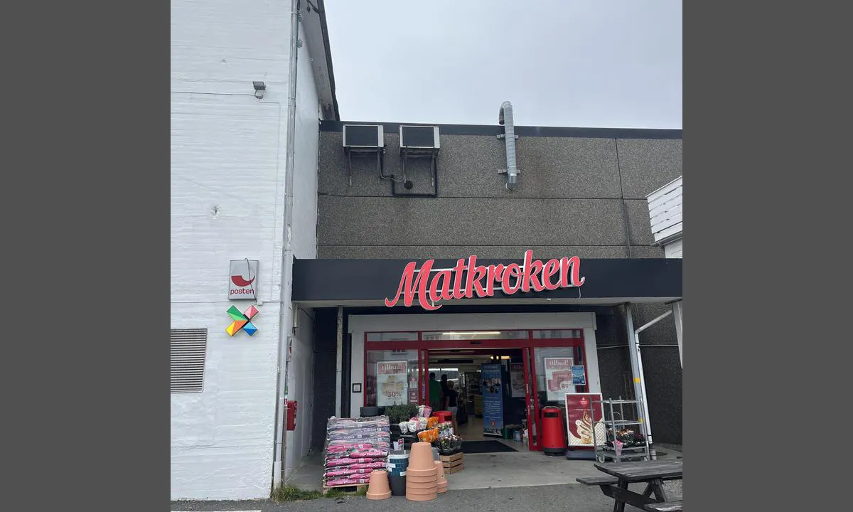 Fedje Havn: {"base": "no", "no": "Matbutikk og kaf\u00e9 ligger ved gjestebrygge p\u00e5 venstre side n\u00e5r man kommer inn. Slipper \u00e5 ta kabelferje eller g\u00e5 en lengre tur til butikken og andre fasiliteter.", "se": "Matbutik och kaf\u00e9 ligger vid g\u00e4stbryggan p\u00e5 v\u00e4nster sida n\u00e4r man kommer in. Slipper att ta kabelf\u00e4rja eller g\u00e5 en l\u00e4ngre tur till aff\u00e4ren och andra faciliteter.", "en": "<p>Grocery store and caf\u00e9 are located by the guest dock on the left side when entering. No need to take a cable ferry or go for a long walk to the store and other facilities.</p>", "da": "Dagligvarebutik og caf\u00e9 ligger ved g\u00e6stebro p\u00e5 venstre side, n\u00e5r man sejler ind. Du slipper for at tage kabelf\u00e6rge eller g\u00e5 en l\u00e6ngere tur til butikken og andre faciliteter.", "fr": "\u00c9picerie et caf\u00e9 situ\u00e9s \u00e0 c\u00f4t\u00e9 du quai pour visiteurs sur le c\u00f4t\u00e9 gauche en entrant. Pas besoin de prendre le bac \u00e0 c\u00e2ble ou de faire une longue marche pour atteindre le magasin et d'autres installations.", "de": "Lebensmittelgesch\u00e4ft und Caf\u00e9 befinden sich an der G\u00e4stepier auf der linken Seite, wenn man hereinkommt. Keine Notwendigkeit, eine Seilf\u00e4hre zu nehmen oder einen l\u00e4ngeren Weg zum Gesch\u00e4ft und anderen Einrichtungen zu gehen.", "es": "Tienda de alimentos y cafeter\u00eda se encuentran junto al muelle de invitados en el lado izquierdo al entrar. No es necesario tomar el ferry de cable o dar un largo paseo para llegar a la tienda y otras instalaciones.", "it": "Un negozio di alimentari e un caff\u00e8 si trovano presso il molo per gli ospiti sul lato sinistro quando si entra. Non \u00e8 necessario prendere un traghetto a cavo o fare una lunga passeggiata per raggiungere il negozio e altre strutture.", "pt": "A mercearia e o caf\u00e9 est\u00e3o localizados perto do cais de h\u00f3spedes, no lado esquerdo quando se entra. Evita-se tomar a balsa a cabo ou fazer uma caminhada mais longa at\u00e9 a loja e outras facilidades.", "nl": "De supermarkt en caf\u00e9 bevinden zich bij de gastesteiger aan de linkerkant wanneer men binnenkomt. Geen kabelveerboot of lange wandeling naar de winkel en andere faciliteiten nodig.", "pl": "Sklep spo\u017cywczy i kawiarnia znajduj\u0105 si\u0119 przy przystani dla go\u015bci po lewej stronie po wp\u0142yni\u0119ciu. Nie ma potrzeby korzystania z promu linowego ani d\u0142ugiego spaceru do sklepu i innych udogodnie\u0144.", "uk": "\u041c\u0430\u0433\u0430\u0437\u0438\u043d \u043f\u0440\u043e\u0434\u0443\u043a\u0442\u0456\u0432 \u0442\u0430 \u043a\u0430\u0444\u0435 \u0440\u043e\u0437\u0442\u0430\u0448\u043e\u0432\u0430\u043d\u0456 \u0431\u0456\u043b\u044f \u0433\u043e\u0441\u0442\u044c\u043e\u0432\u043e\u0433\u043e \u043f\u0456\u0440\u0441\u0430 \u0437 \u043b\u0456\u0432\u043e\u0433\u043e \u0431\u043e\u043a\u0443 \u043f\u0440\u0438 \u0432\u0445\u043e\u0434\u0456. \u041d\u0435 \u043f\u043e\u0442\u0440\u0456\u0431\u043d\u043e \u043a\u043e\u0440\u0438\u0441\u0442\u0443\u0432\u0430\u0442\u0438\u0441\u044c \u043a\u0430\u043d\u0430\u0442\u043d\u0438\u043c \u043f\u043e\u0440\u043e\u043c\u043e\u043c \u0430\u0431\u043e \u0439\u0442\u0438 \u0432 \u0434\u043e\u0432\u0433\u0443 \u043f\u043e\u0434\u043e\u0440\u043e\u0436 \u0434\u043e \u043c\u0430\u0433\u0430\u0437\u0438\u043d\u0443 \u0442\u0430 \u0456\u043d\u0448\u0438\u0445 \u0437\u0440\u0443\u0447\u043d\u043e\u0441\u0442\u0435\u0439.", "ro": "Magazinul alimentar \u0219i cafeneaua sunt situate l\u00e2ng\u0103 debarcaderul pentru oaspe\u021bi, pe partea st\u00e2ng\u0103 c\u00e2nd intri \u00een port. Evit\u0103 s\u0103 iei feribotul cu cablu sau s\u0103 mergi \u00eentr-o plimbare lung\u0103 p\u00e2n\u0103 la magazin \u0219i alte facilit\u0103\u021bi.", "tr": "Market ve kafe, i\u00e7eri girildi\u011finde sol taraftaki misafir r\u0131ht\u0131m\u0131nda bulunmaktad\u0131r. Kabel feribotu kullanmaya veya ma\u011fazaya ve di\u011fer tesislere gitmek i\u00e7in uzun bir y\u00fcr\u00fcy\u00fc\u015f yapmaya gerek yok.", "el": "\u03a4\u03bf \u03bc\u03b1\u03bd\u03ac\u03b2\u03b9\u03ba\u03bf \u03ba\u03b1\u03b9 \u03c4\u03bf \u03ba\u03b1\u03c6\u03ad \u03b2\u03c1\u03af\u03c3\u03ba\u03bf\u03bd\u03c4\u03b1\u03b9 \u03c3\u03c4\u03b7 \u03bc\u03b1\u03c1\u03af\u03bd\u03b1 \u03c4\u03c9\u03bd \u03b5\u03c0\u03b9\u03c3\u03ba\u03b5\u03c0\u03c4\u03ce\u03bd \u03c3\u03c4\u03b7\u03bd \u03b1\u03c1\u03b9\u03c3\u03c4\u03b5\u03c1\u03ae \u03c0\u03bb\u03b5\u03c5\u03c1\u03ac \u03cc\u03c4\u03b1\u03bd \u03bc\u03c0\u03b1\u03af\u03bd\u03b5\u03c4\u03b5. \u039c\u03c0\u03bf\u03c1\u03b5\u03af\u03c4\u03b5 \u03bd\u03b1 \u03b1\u03c0\u03bf\u03c6\u03cd\u03b3\u03b5\u03c4\u03b5 \u03bd\u03b1 \u03c0\u03ac\u03c1\u03b5\u03c4\u03b5 \u03c4\u03bf \u03ba\u03b1\u03bb\u03c9\u03b4\u03b9\u03b1\u03ba\u03cc \u03c6\u03ad\u03c1\u03b9 \u03ae \u03bd\u03b1 \u03ba\u03ac\u03bd\u03b5\u03c4\u03b5 \u03bc\u03b9\u03b1 \u03bc\u03b1\u03ba\u03c1\u03cd\u03c4\u03b5\u03c1\u03b7 \u03b2\u03cc\u03bb\u03c4\u03b1 \u03bc\u03ad\u03c7\u03c1\u03b9 \u03c4\u03bf \u03ba\u03b1\u03c4\u03ac\u03c3\u03c4\u03b7\u03bc\u03b1 \u03ba\u03b1\u03b9 \u03ac\u03bb\u03bb\u03b5\u03c2 \u03b5\u03b3\u03ba\u03b1\u03c4\u03b1\u03c3\u03c4\u03ac\u03c3\u03b5\u03b9\u03c2.", "cs": "Obchod s potravinami a kav\u00e1rna se nach\u00e1zej\u00ed vedle hostuj\u00edc\u00edho mola na lev\u00e9 stran\u011b, kdy\u017e vj\u00ed\u017ed\u00edte dovnit\u0159. Nemus\u00edte pou\u017e\u00edt p\u0159\u00edvoz nebo j\u00edt dlouhou cestu do obchodu a dal\u0161\u00edch za\u0159\u00edzen\u00ed.", "hu": "\u00c9lelmiszerbolt \u00e9s k\u00e1v\u00e9z\u00f3 tal\u00e1lhat\u00f3 a vend\u00e9gm\u00f3l\u00f3n\u00e1l, a bal oldalon, amikor be\u00e9rkezik. Nem kell k\u00e1belkompot venni vagy hosszabb s\u00e9t\u00e1t tenni a boltba vagy m\u00e1s l\u00e9tes\u00edtm\u00e9nyekhez.", "fi": "Ruokakauppa ja kahvila sijaitsevat vieraslaiturin vieress\u00e4 vasemmalla puolella, kun tulet sis\u00e4\u00e4n. Ei tarvitse k\u00e4ytt\u00e4\u00e4 kaapelilossia tai k\u00e4vell\u00e4 kauemmaksi kauppaan ja muihin palveluihin.", "bg": "\u041c\u0430\u0433\u0430\u0437\u0438\u043d \u0437\u0430 \u0445\u0440\u0430\u043d\u0438\u0442\u0435\u043b\u043d\u0438 \u0441\u0442\u043e\u043a\u0438 \u0438 \u043a\u0430\u0444\u0435\u043d\u0435 \u0441\u0435 \u043d\u0430\u043c\u0438\u0440\u0430\u0442 \u0434\u043e \u0433\u043e\u0441\u0442\u0443\u0432\u0430\u0449\u0438\u044f \u043a\u0435\u0439 \u043e\u0442 \u043b\u044f\u0432\u0430\u0442\u0430 \u0441\u0442\u0440\u0430\u043d\u0430, \u043a\u043e\u0433\u0430\u0442\u043e \u0432\u043b\u0438\u0437\u0430\u0442\u0435 \u0432 \u043f\u0440\u0438\u0441\u0442\u0430\u043d\u0438\u0449\u0435\u0442\u043e. \u041d\u0435 \u0435 \u043d\u0443\u0436\u043d\u043e \u0434\u0430 \u0432\u0437\u0438\u043c\u0430\u0442\u0435 \u043a\u0430\u0431\u0435\u043b\u0435\u043d \u0444\u0435\u0440\u0438\u0431\u043e\u0442 \u0438\u043b\u0438 \u0434\u0430 \u0445\u043e\u0434\u0438\u0442\u0435 \u043d\u0430 \u043f\u043e-\u0434\u044a\u043b\u0433\u0430 \u0440\u0430\u0437\u0445\u043e\u0434\u043a\u0430 \u0434\u043e \u043c\u0430\u0433\u0430\u0437\u0438\u043d\u0430 \u0438 \u0434\u0440\u0443\u0433\u0438 \u0443\u0434\u043e\u0431\u0441\u0442\u0432\u0430.", "sr": "Prodavnica hrane i kafe nalaze se pored gostuju\u0107eg pristana sa leve strane kada se ulazi. Nema potrebe za kori\u0161\u0107enjem kabelskog trajekta ili hodanjem na du\u017eu razdaljinu do prodavnice i drugih sadr\u017eaja.", "et": "Toidupood ja kohvik asuvad k\u00fclaliskai \u00e4\u00e4res vasakul, kui sisenete. Ei ole vaja kasutada kaabelpraami ega minna pikale jalutusk\u00e4igule poodi v\u00f5i muudesse rajatistesse.", "lv": "P\u0101rtikas veikals un kafejn\u012bca atrodas pie viesu piest\u0101tnes kreisaj\u0101 pus\u0113, kad ien\u0101k. Nav j\u0101izmanto kabe\u013cu pr\u0101mi vai j\u0101iet gar\u0101ki gabali\u0146i l\u012bdz veikalam un citiem objektiem.", "lt": "Maisto preki\u0173 parduotuv\u0117 ir kavin\u0117 yra prie sve\u010di\u0173 prieplaukos kair\u0117je pus\u0117je, kai \u012fplaukiate. Nereikia naudotis kabeliniu keltu arba eiti ilgesn\u012f keli\u0105 iki parduotuv\u0117s ir kit\u0173 patogum\u0173."}