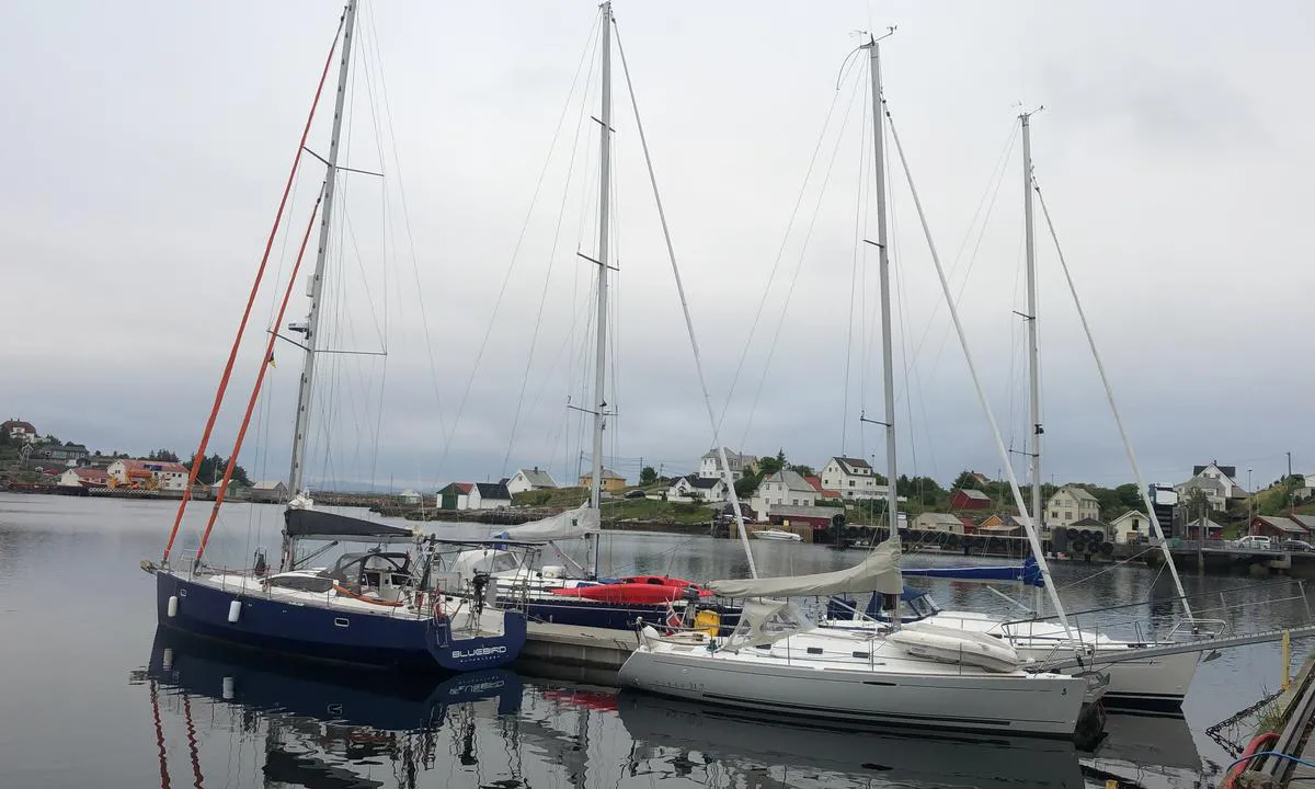 Fedje Havn: Blir fort trangt om saligheta med relativt kort flytebrygge. Desto større plass inne på pub og kafeen.