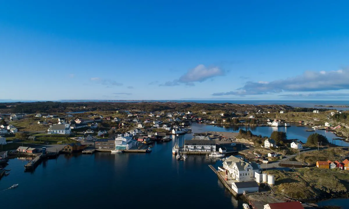 Fedje havn en morgen i begynnelsen av Mai. Bildet er tatt med drone fra innløpet til havnen. Gjestebryggen er omtrendt midt i bildet. Foto: Endre Markussen