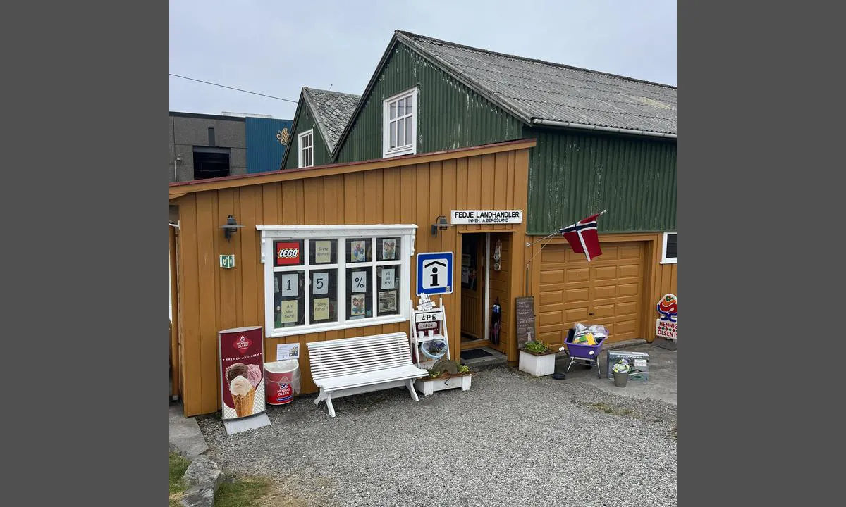 Fedje Havn: {"base": "no", "no": "Koselig liten landhandel ved ferjekaien, her hadde de alt mulig i \u00aballe\u00bb kategorier. Anbefaler \u00e5 ta en tur inn hit.", "se": "Mysig liten lanthandel vid f\u00e4rjekajen, h\u00e4r hade de allt m\u00f6jligt i \u00aballa\u00bb kategorier. Rekommenderar att ta en tur in hit.", "en": "Cozy little general store by the ferry dock, they had everything in 'all' categories. Recommend taking a trip in here.", "da": "Hyggelig lille landhandel ved f\u00e6rgelejet, her havde de alt muligt i \u00aballe\u00bb kategorier. Anbefaler at tage en tur herind.", "fr": "Charmante petite boutique \u00e0 c\u00f4t\u00e9 de l'embarcad\u00e8re du ferry, ici ils avaient de tout dans \u00abtoutes\u00bb les cat\u00e9gories. Je recommande de faire un tour ici.", "de": "Gem\u00fctlicher kleiner Landhandel am F\u00e4hranleger, hier hatten sie alles M\u00f6gliche in 'allen' Kategorien. Empfehlenswert, hier vorbeizuschauen.", "es": "Acogedora tiendecita junto al muelle del ferry, aqu\u00ed ten\u00edan de todo en 'todas' las categor\u00edas. Recomiendo dar una vuelta por aqu\u00ed.", "it": "Accogliente piccolo negozio di paese presso il pontile dei traghetti, qui avevano di tutto in \u00abtutte\u00bb le categorie. Consiglio di fare un salto qui.", "pt": "Loja de conveni\u00eancia aconchegante perto do cais do ferry, aqui eles t\u00eam de tudo em \"todas\" as categorias. Recomendo dar uma passada aqui.", "nl": "Gezellige kleine kruidenierswinkel bij de veerbootkade, hier hadden ze van alles in 'alle' categorie\u00ebn. Aanbevolen om hier even binnen te gaan.", "pl": "Przytulny, ma\u0142y sklepik przy przystani promowej, tutaj mieli wszystko we \u201ewszystkich\u201d kategoriach. Polecam odwiedzi\u0107 to miejsce.", "uk": "\u0417\u0430\u0442\u0438\u0448\u043d\u0438\u0439 \u043c\u0430\u043b\u0435\u043d\u044c\u043a\u0438\u0439 \u043c\u0430\u0433\u0430\u0437\u0438\u043d \u0431\u0456\u043b\u044f \u043f\u043e\u0440\u043e\u043c\u043d\u043e\u0457 \u043f\u0440\u0438\u0441\u0442\u0430\u043d\u0456, \u0442\u0443\u0442 \u0454 \u0432\u0441\u0435 \u043c\u043e\u0436\u043b\u0438\u0432\u0435 \u0432 \u00ab\u0443\u0441\u0456\u0445\u00bb \u043a\u0430\u0442\u0435\u0433\u043e\u0440\u0456\u044f\u0445. \u0420\u0435\u043a\u043e\u043c\u0435\u043d\u0434\u0443\u0454\u043c\u043e \u0437\u0443\u043f\u0438\u043d\u0438\u0442\u0438\u0441\u044f \u0442\u0443\u0442.", "ro": "Un mic magazin general pl\u0103cut l\u00e2ng\u0103 debarcaderul feribotului, aici aveau de toate din \u201etoate\u201d categoriile. Recomand s\u0103 face\u021bi o vizit\u0103 aici.", "tr": "Feribot iskelesinde sevimli k\u00fc\u00e7\u00fck bir bakkal, burada 'her' kategoride her \u015feyi bulabilirsiniz. Buray\u0131 ziyaret etmenizi tavsiye ederim.", "el": "\u0393\u03c1\u03b1\u03c6\u03b9\u03ba\u03cc \u03bc\u03b9\u03ba\u03c1\u03cc \u03ba\u03b1\u03c4\u03ac\u03c3\u03c4\u03b7\u03bc\u03b1 \u03b3\u03b5\u03bd\u03b9\u03ba\u03bf\u03cd \u03b5\u03bc\u03c0\u03bf\u03c1\u03af\u03bf\u03c5 \u03c3\u03c4\u03b7\u03bd \u03b1\u03c0\u03bf\u03b2\u03ac\u03b8\u03c1\u03b1 \u03c4\u03bf\u03c5 \u03c6\u03ad\u03c1\u03b9\u03bc\u03c0\u03bf\u03c4, \u03b5\u03b4\u03ce \u03b5\u03af\u03c7\u03b1\u03bd \u03b1\u03c0' \u03cc\u03bb\u03b1 \u03c3\u03c4\u03b9\u03c2 \u00ab\u03c0\u03ac\u03bd\u03c4\u03b5\u03c2\u00bb \u03ba\u03b1\u03c4\u03b7\u03b3\u03bf\u03c1\u03af\u03b5\u03c2. \u03a3\u03c5\u03bd\u03b9\u03c3\u03c4\u03ce \u03bd\u03b1 \u03c0\u03b5\u03c1\u03ac\u03c3\u03b5\u03c4\u03b5 \u03b1\u03c0\u03cc \u03b5\u03b4\u03ce.", "cs": "P\u016fvabn\u00fd mal\u00fd obchod u p\u0159\u00edstavu trajektu, zde m\u011bli v\u0161echno mo\u017en\u00e9 ve 'v\u0161ech' kategori\u00edch. Doporu\u010duji sem zav\u00edtat.", "hu": "Hangulatos kis vegyesbolt a kompkik\u00f6t\u0151 mellett, itt mindenf\u00e9le kateg\u00f3ri\u00e1ban megtal\u00e1lhat\u00f3 minden. Aj\u00e1nlott bet\u00e9rni ide.", "fi": "Vieh\u00e4tt\u00e4v\u00e4 pikku myym\u00e4l\u00e4 lauttojen laiturin vieress\u00e4, t\u00e4\u00e4ll\u00e4 oli kaikkea mahdollista \u00abkaikissa\u00bb kategorioissa. Suosittelen k\u00e4ym\u00e4\u00e4n t\u00e4\u00e4ll\u00e4.", "bg": "\u0423\u044e\u0442\u0435\u043d \u043c\u0430\u043b\u044a\u043a \u043c\u0430\u0433\u0430\u0437\u0438\u043d \u043d\u0430 \u0431\u0440\u0435\u0433\u0430 \u0434\u043e \u0444\u0435\u0440\u0438\u0431\u043e\u0442\u043d\u0438\u044f \u043a\u0435\u0439, \u0442\u0443\u043a \u0438\u043c\u0430\u0442 \u0432\u0441\u0438\u0447\u043a\u0438 \u0432\u044a\u0437\u043c\u043e\u0436\u043d\u0438 \u043f\u0440\u043e\u0434\u0443\u043a\u0442\u0438 \u0432 \u201e\u0432\u0441\u0438\u0447\u043a\u0438\u201c \u043a\u0430\u0442\u0435\u0433\u043e\u0440\u0438\u0438. \u041f\u0440\u0435\u043f\u043e\u0440\u044a\u0447\u0432\u0430\u043c \u0434\u0430 \u043d\u0430\u043f\u0440\u0430\u0432\u0438\u0442\u0435 \u0435\u0434\u043d\u043e \u043f\u043e\u0441\u0435\u0449\u0435\u043d\u0438\u0435 \u0442\u0443\u043a.", "sr": "\u041f\u0440\u043e\u0434\u0430\u0432\u043d\u0438\u0446\u0430 \u0443 \u043c\u0430\u043b\u043e\u043c \u043d\u0430\u0441\u0435\u0459\u0443 \u0443 \u0431\u043b\u0438\u0437\u0438\u043d\u0438 \u0442\u0440\u0430\u0458\u0435\u043a\u0442\u043d\u043e\u0433 \u043f\u0440\u0438\u0441\u0442\u0430\u043d\u0438\u0448\u0442\u0430, \u0441\u0430 \u0448\u0438\u0440\u043e\u043a\u0438\u043c \u0430\u0441\u043e\u0440\u0442\u0438\u043c\u0430\u043d\u043e\u043c \u043f\u0440\u043e\u0438\u0437\u0432\u043e\u0434\u0430 \u0443 \u043c\u043d\u043e\u0433\u0438\u043c \u043a\u0430\u0442\u0435\u0433\u043e\u0440\u0438\u0458\u0430\u043c\u0430. \u041f\u0440\u0435\u043f\u043e\u0440\u0443\u0447\u0443\u0458\u0435\u043c\u043e \u0434\u0430 \u0458\u0435 \u043f\u043e\u0441\u0435\u0442\u0438\u0442\u0435.", "et": "Hubane v\u00e4ike maapood parvlaevasillal, siin oli k\u00f5ike v\u00f5imalikku \u201ek\u00f5ikides\u201c kategooriates. Soovitan siia sisse astuda.", "lv": "M\u012bl\u012bgs mazs lauku veikali\u0146\u0161 pie pr\u0101mju piest\u0101tnes, \u0161eit bija viss iesp\u0113jamais \u00abvis\u0101s\u00bb kategorij\u0101s. Iesak\u0101m apmekl\u0113t \u0161o vietu.", "lt": "Jauki ma\u017ea parduotuv\u0117 prie kelt\u0173 prieplaukos, \u010dia buvo visko \u201evisose\u201c kategorijose. Rekomenduoju apsilankyti \u010dia."}