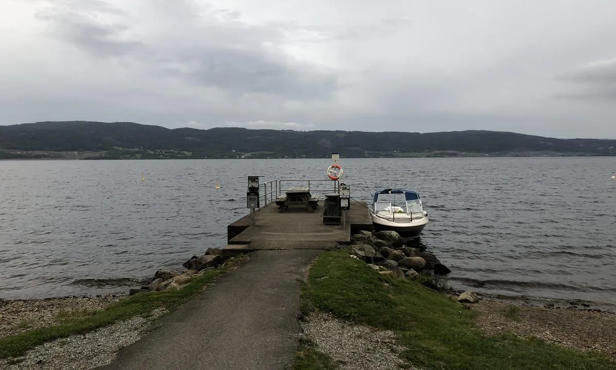 {"base": "no", "no": "I Feiring er det en enkel kai du kan fort\u00f8ye til.", "se": "I Feiring finns det en enkel kaj som du kan f\u00f6rt\u00f6ja vid.", "en": "In Feiring, there is a simple quay you can moor to.", "da": "I Feiring er der en simpel kaj, du kan fort\u00f8je til."}