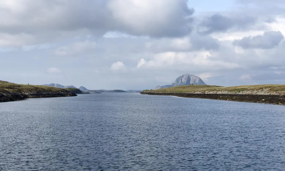 Feøya: Bilde tatt nordøstover i kanalen, med utsikt mot Torghatten i bakgrunnen.