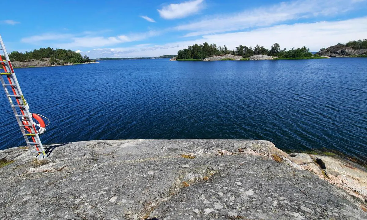 Fifång Fladen: {"base": "se", "no": "Naturhavn ved klippene", "se": "Naturhamn vid klipporna", "en": "Natural harbor by the cliffs", "da": "Naturhavn ved klipperne"}