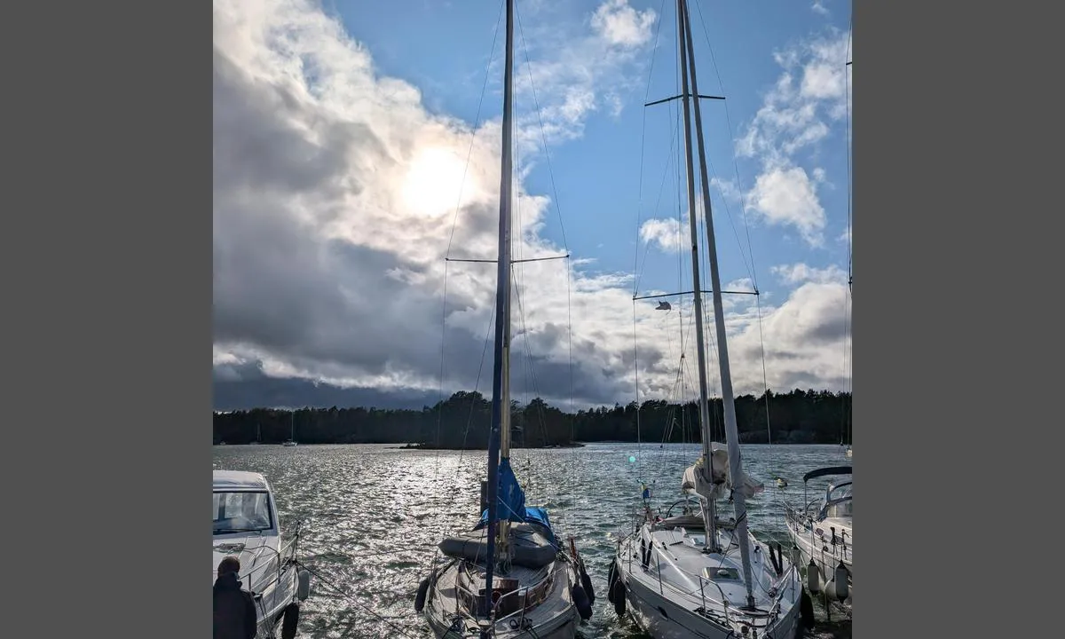 Finnhamn - Paradisviken Gästhamn: {"base": "en", "no": "Kraftige vinder", "se": "Tuffa vindar", "en": "Tough winds", "da": "Barske vinde", "fr": "Vents violents", "de": "Strenge Winde", "es": "Vientos fuertes", "it": "Venti forti", "pt": "Ventos fortes", "nl": "Sterke wind", "pl": "Silne wiatry", "uk": "\u0421\u0438\u043b\u044c\u043d\u0456 \u0432\u0456\u0442\u0440\u0438", "ro": "V\u00e2nturi dure", "tr": "\u015eiddetli r\u00fczgarlar", "el": "\u0394\u03c5\u03bd\u03b1\u03c4\u03bf\u03af \u03ac\u03bd\u03b5\u03bc\u03bf\u03b9", "cs": "Siln\u00e9 v\u011btry", "hu": "Kem\u00e9ny szelek", "fi": "Kovat tuulet", "bg": "\u0421\u0438\u043b\u043d\u0438 \u0432\u0435\u0442\u0440\u043e\u0432\u0435", "sr": "Sna\u017eni vetrovi", "et": "Tormised tuuled", "lv": "Sp\u0113c\u012bgs v\u0113j\u0161", "lt": "Stiprus v\u0117jas"}
