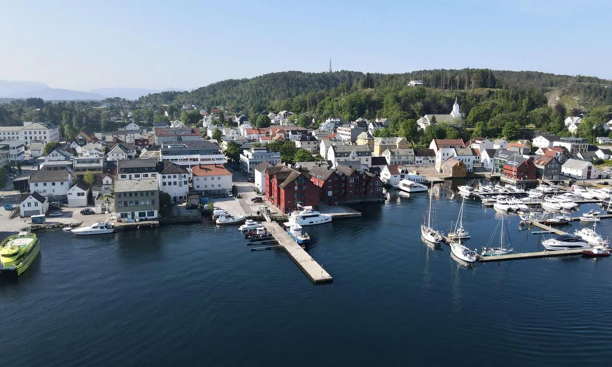 Florevika Gjestebrygge: In middle municipal floating dock. To be used only with agreement.