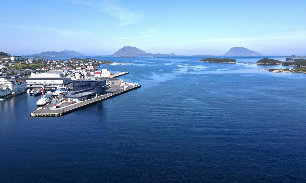 Florevika Gjestebrygge: Looking west towards Stabben lighthouse. Sailing in to Florø is well  marked.