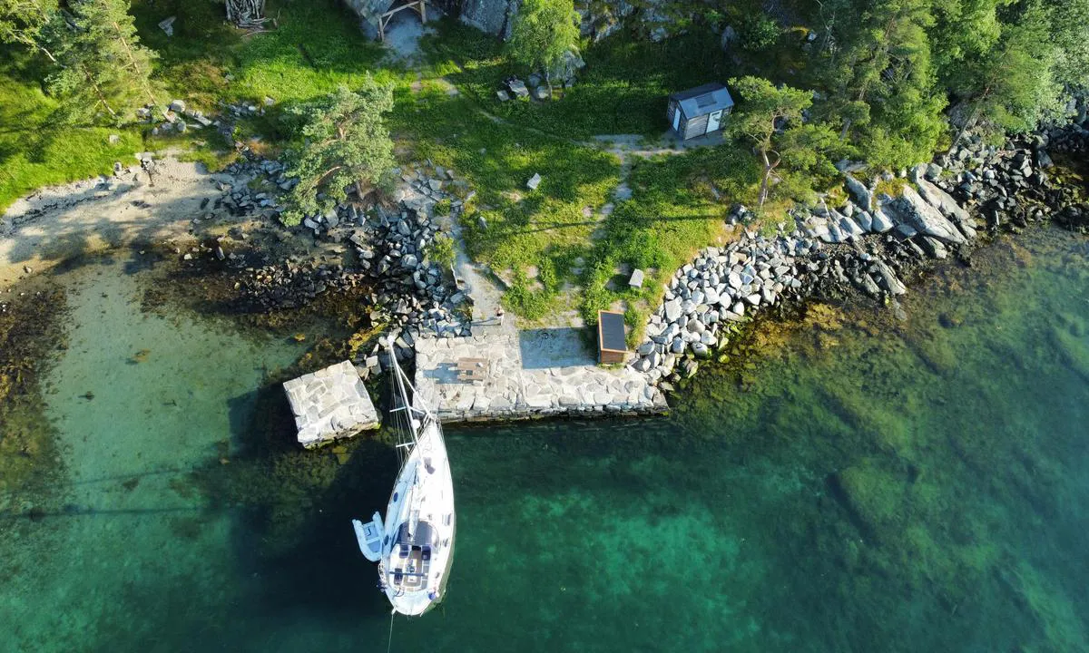 Forøya - Hjelmeland: {"base": "no", "no": "S/Y Senja p\u00e5 For\u00f8ya.", "se": "S/Y Senja p\u00e5 F\u00f6r\u00f6ya.", "en": "S/Y Senja at For\u00f8ya.", "da": "S/Y Senja p\u00e5 For\u00f8ya.", "fr": "S/Y Senja \u00e0 For\u00f8ya.", "de": "S/Y Senja auf For\u00f8ya.", "es": "La S/Y Senja en For\u00f8ya.", "it": "S/Y Senja a For\u00f8ya.", "pt": "S/Y Senja em For\u00f8ya.", "nl": "S/Y Senja op For\u00f8ya.", "pl": "Jacht - Senja na Wyspie For\u00f8ya.", "uk": "S/Y \u0421\u0435\u043d\u044f \u043d\u0430 \u0424\u043e\u0440\u0435\u0457.", "ro": "S/Y Senja pe For\u00f8ya.", "tr": "For\u00f8ya liman\u0131nda S/Y Senja.", "el": "\u0399/\u03a3 Senja \u03c3\u03c4\u03bf For\u00f8ya.", "cs": "Jachta S/Y Senja na For\u00f8y\u011b.", "hu": "S/Y Senja For\u00f8y\u00e1n.", "fi": "S/Y Senja For\u00f8ya-saarella.", "bg": "S/Y Senja \u043d\u0430 For\u00f8ya.", "sr": "S/Y Senja \u043d\u0430 For\u00f8ya.", "et": "S/Y Senja For\u00f8yal.", "lv": "S/Y Senja Foroj\u0101.", "lt": "S/Y Senja Forioje."}