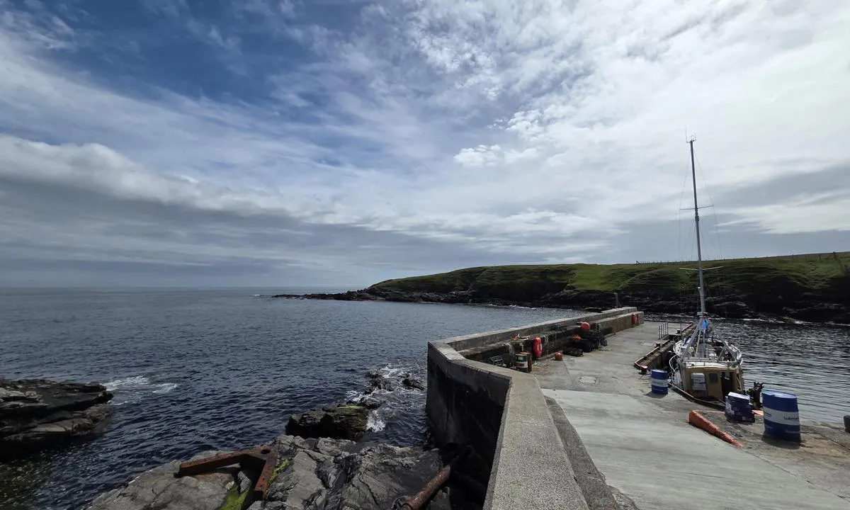 Foula: {"base": "no", "no": "Det er \u00e5pent mot \u00f8st.", "se": "Det \u00e4r \u00f6ppet mot \u00f6ster.", "en": "It is open towards the east.", "da": "Det er \u00e5bent mod \u00f8st.", "fr": "C'est ouvert vers l'est.", "de": "Es ist nach Osten ge\u00f6ffnet.", "es": "Est\u00e1 abierto hacia el este.", "it": "\u00c8 aperto verso est.", "pt": "Est\u00e1 aberto para leste.", "nl": "Het is open naar het oosten.", "pl": "Jest otwarte na wsch\u00f3d.", "uk": "\u0412\u0456\u0434\u043a\u0440\u0438\u0442\u043e \u0437 \u0431\u043e\u043a\u0443 \u0441\u0445\u043e\u0434\u0443.", "ro": "Este deschis\u0103 spre est.", "tr": "Do\u011fuya a\u00e7\u0131k.", "el": "\u0395\u03af\u03bd\u03b1\u03b9 \u03b1\u03bd\u03bf\u03b9\u03c7\u03c4\u03cc \u03c0\u03c1\u03bf\u03c2 \u03c4\u03b1 \u03b1\u03bd\u03b1\u03c4\u03bf\u03bb\u03b9\u03ba\u03ac.", "cs": "Je otev\u0159eno sm\u011brem na v\u00fdchod.", "hu": "Nyitott kelet fel\u00e9.", "fi": "Se on avoinna it\u00e4\u00e4n p\u00e4in.", "bg": "\u0422\u043e\u0439 \u0435 \u043e\u0442\u0432\u043e\u0440\u0435\u043d \u043d\u0430 \u0438\u0437\u0442\u043e\u043a.", "sr": "Otvoreno je prema istoku.", "et": "See on avatud idast.", "lv": "T\u0101 ir atv\u0113rta pret austrumiem.", "lt": "Atvira i\u0161 ryt\u0173."}