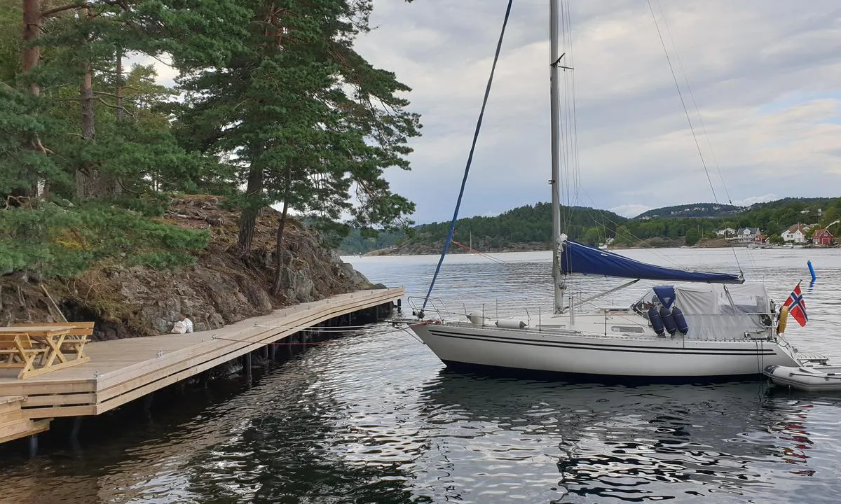 Furøya Øst: Den nordligste brygga har dybde ca 5 m og fungerer flott for seilbåter. Var obs på den innerste/sydligste plassen før overgangen til sydligste brygge da det er en grunne mellom bryggene