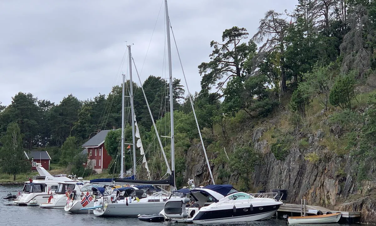 Furøya vertshus: Brygga ved vertshuset. Doble utriggerbåser. Anslår maks. 40 fot.