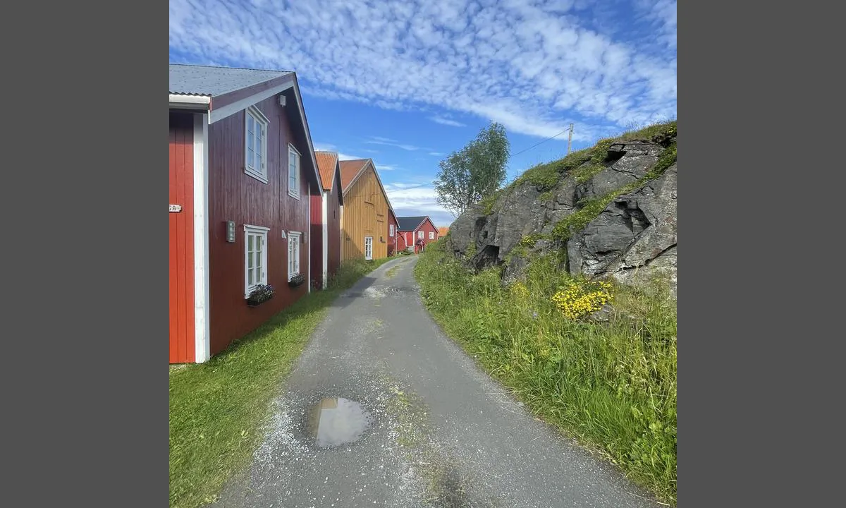Gardsøya Gjestehavn: {"base": "no", "no": "Motiv fra Kjerk\u00f8ya", "se": "Motiv fr\u00e5n Kyrk\u00f6", "en": "View from Kjerk\u00f8ya", "da": "Motiv fra Kirk\u00f8ya", "fr": "Motif de Kjerk\u00f8ya", "de": "Motiv von Kjerk\u00f8ya", "es": "Motivo desde Kjerk\u00f8ya", "it": "Motivo dall'isola di Kjerk\u00f8ya", "pt": "Motivo de Kjerk\u00f8ya", "nl": "Motief van Kjerk\u00f8ya", "pl": "Widok z wyspy Kjerk\u00f8ya", "uk": "\u041c\u043e\u0442\u0438\u0432 \u0437 \u041a'\u0454\u0440\u043a\u044c\u043e\u044f", "ro": "Vedere de pe Kjerk\u00f8ya", "tr": "Kjerk\u00f8ya'dan bir manzara", "el": "\u03a0\u03b1\u03c1\u03b1\u03bb\u03af\u03b1 \u03b1\u03c0\u03cc \u03c4\u03bf Kjerk\u00f8ya", "cs": "Motiv z Kjerk\u00f8ya", "hu": "Kil\u00e1t\u00e1s Kjerk\u00f8ya-r\u00f3l", "fi": "N\u00e4k\u00f6ala Kirkosaarelta", "bg": "\u0418\u0437\u0433\u043b\u0435\u0434 \u043e\u0442 \u041a\u0435\u0440\u043a\u043e\u0439\u044f", "sr": "\u041c\u043e\u0442\u0438\u0432 \u0441\u0430 \u0427\u0435\u0440\u043a\u043e\u0458\u0435", "et": "Vaade Kjerk\u00f8yale", "lv": "Skats no Kjerk\u00f8ya", "lt": "Vaizdas i\u0161 Kjerk\u00f8ya"}