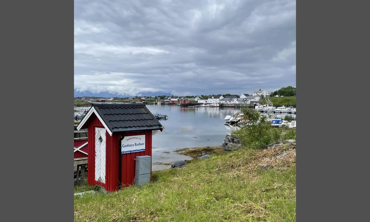 Gardsøya Gjestehavn: {"base": "no", "no": "Motiv fra Gards\u00f8ya", "se": "Motiv fr\u00e5n Gards\u00f8ya", "en": "Motif from Gards\u00f8ya", "da": "Motiv fra Gadse\u00f8ya", "fr": "Motif de Gards\u00f8ya", "de": "Motiv von Gards\u00f8ya", "es": "<p>Motivo de Gards\u00f8ya</p>", "it": "Motiv da Gards\u00f8ya", "pt": "Vista da Gards\u00f8ya", "nl": "Motief van Gards\u00f8ya", "pl": "Widok z Gards\u00f8ya", "uk": "\u041a\u0430\u0440\u0442\u0438\u043d\u0430 \u0437 \u0413\u0430\u0440\u0441\u043e\u044f", "ro": "Motiv de pe Gards\u00f8ya", "tr": "Gards\u00f8ya'dan Bir Manzara", "el": "\u0398\u03ad\u03b1 \u03b1\u03c0\u03cc \u03c4\u03bf Gards\u00f8ya", "cs": "Motiv z Gards\u00f8ya", "hu": "Mot\u00edv Gards\u00f8ya-r\u00f3l", "fi": "Kuva Gards\u00f8yasta", "bg": "\u0418\u0437\u0433\u043b\u0435\u0434 \u043e\u0442 \u0413\u0430\u0440\u0434\u0448\u044c\u043e\u044f", "sr": "\u041f\u0440\u0438\u043a\u0430\u0437 \u0441\u0430 \u0413\u0430\u0440\u0441\u0458\u0435", "et": "Vaade Gards\u00f8yalt", "lv": "Skats no Gards\u00f8ya", "lt": "Vaizdas i\u0161 Gards\u00f8ya"}