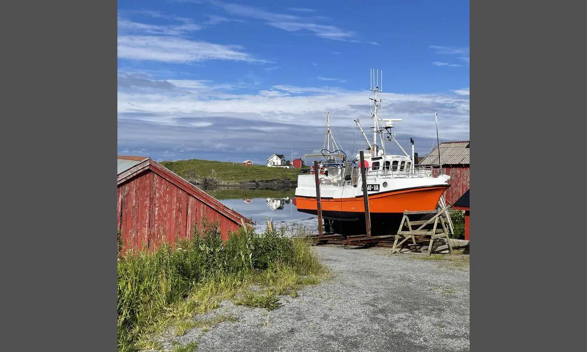 Gardsøya Gjestehavn: {"base": "no", "no": "Motiv fra Kjerk\u00f8ya mot Hilholmen", "se": "Motiv fr\u00e5n Kyrk\u00f6n mot Hilholmen", "en": "View from Kjerk\u00f8ya towards Hilholmen", "da": "Motiv fra Kirke\u00f8 mod Hilholmen", "fr": "Vue de Kjerk\u00f8ya vers Hilholmen", "de": "Motiv von Kjerk\u00f8ya in Richtung Hilholmen", "es": "Vista desde Kjerk\u00f8ya hacia Hilholmen", "it": "Veduta da Kjerk\u00f8ya verso Hilholmen", "pt": "Vista de Kjerk\u00f8ya em dire\u00e7\u00e3o a Hilholmen", "nl": "Motief van Kjerk\u00f8ya naar Hilholmen", "pl": "Widok z Kjerk\u00f8ya w kierunku Hilholmen", "uk": "\u0412\u0438\u0434 \u0437 \u043e\u0441\u0442\u0440\u043e\u0432\u0430 \u041a\u044c\u0454\u0440\u043a\u043e\u0439\u0430 \u043d\u0430 \u0425\u0456\u043b\u044c\u0433\u043e\u043b\u044c\u043c\u0435\u043d", "ro": "Imagine de pe Kjerk\u00f8ya spre Hilholmen", "tr": "Hilholmen'e do\u011fru Kjerk\u00f8ya'dan manzara", "el": "\u0391\u03c0\u03b5\u03b9\u03ba\u03cc\u03bd\u03b9\u03c3\u03b7 \u03b1\u03c0\u03cc \u03c4\u03bf \u039ajerk\u00f8ya \u03c0\u03c1\u03bf\u03c2 \u03c4\u03bf Hilholmen", "cs": "Sc\u00e9na z ostrova Kjerk\u00f8ya sm\u011brem k ostrovu Hilholmen", "hu": "Kil\u00e1t\u00e1s Kjerk\u00f8ya fel\u0151l Hilholmen ir\u00e1ny\u00e1ba", "fi": "Kuva Kjerk\u00f8yasta Hilholmenia kohti", "bg": "\u0413\u043b\u0435\u0434\u043a\u0430 \u043e\u0442 Kjerk\u00f8ya \u043a\u044a\u043c Hilholmen", "sr": "\u041c\u043e\u0442\u0438\u0432 \u0441\u0430 \u040b\u0435\u0440\u043a\u0458\u0435\u0458\u0435 \u043a\u0430 \u0425\u0438\u043b\u0445\u043e\u043b\u043c\u0435\u043d\u0443", "et": "Motiv Kjerk\u00f8ya suunas Hilholmen", "lv": "Ainava no Kjerk\u00f8jas salas uz Hilholmeni", "lt": "Vaizdas i\u0161 Kjerk\u00f8ya link Hilholmen"}