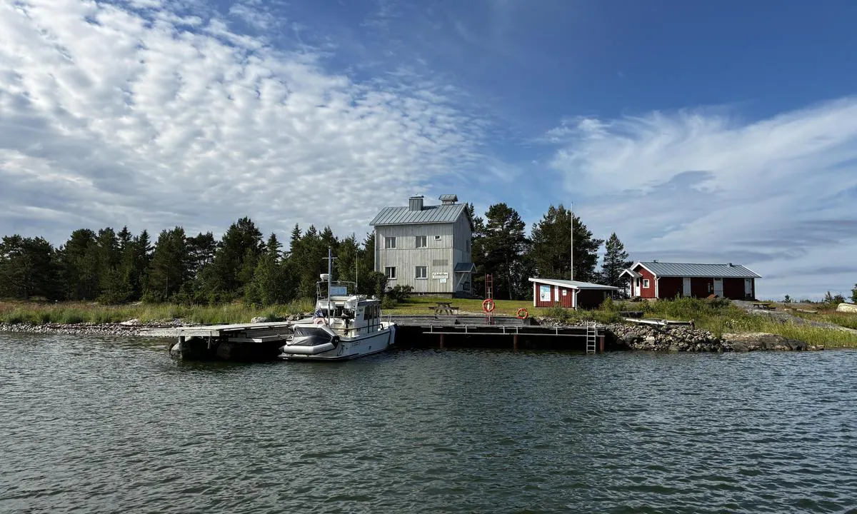 Gåshällan: {"base": "en", "no": "Det er 3 b\u00f8yer \u00e5 velge mellom for hekktau. Ikke fort\u00f8y langs siden slik Targaen har gjort hvis du er en seilb\u00e5t. Det er en stein under b\u00e5ten.", "se": "Det finns 3 bojar att v\u00e4lja mellan f\u00f6r akterf\u00f6rt\u00f6jning. F\u00f6rt\u00f6j inte l\u00e5ngsides som Targa har gjort om du \u00e4r en segelb\u00e5t. Det finns en sten under b\u00e5ten.", "en": "There are 3 buoys to choose from for stern line. Do not moor alongside as the Targa has done if you are a sail boat. There is a rock under the boat.", "da": "Der er 3 b\u00f8jer at v\u00e6lge imellem til agterfort\u00f8jet. Fort\u00f8j ikke langs siden, som Targa har gjort, hvis du er en sejlb\u00e5d. Der er en sten under b\u00e5den.", "fr": "Il y a 3 bou\u00e9es parmi lesquelles choisir pour amarrer la ligne arri\u00e8re. Ne vous amarrez pas \u00e0 c\u00f4t\u00e9 comme l'a fait le Targa si vous \u00eates un voilier. Il y a un rocher sous le bateau.", "de": "Es gibt 3 Bojen zur Auswahl f\u00fcr die Heckleine. Legen Sie nicht l\u00e4ngsseits an, wie es die Targa getan hat, wenn Sie ein Segelboot sind. Es gibt einen Felsen unter dem Boot.", "es": "Hay 3 boyas para elegir para la amarra de popa. No atraque de lado como lo ha hecho el Targa si es un velero. Hay una roca debajo del barco.", "it": "Ci sono 3 boe tra cui scegliere per la cima di poppa. Non ormeggiate di fianco come ha fatto la Targa se siete una barca a vela. C'\u00e8 una roccia sotto la barca.", "pt": "Existem 3 boias para escolher para a linha de popa. N\u00e3o atracar ao lado como o Targa fez se voc\u00ea \u00e9 um veleiro. H\u00e1 uma rocha debaixo do barco.", "nl": "Er zijn 3 boeien om uit te kiezen voor de achterlijn. Leg niet langszij aan zoals de Targa heeft gedaan als je een zeilboot bent. Er is een rots onder de boot.", "pl": "S\u0105 3 boje do wyboru dla cumy rufowej. Nie cumuj burta do burty jak Targa, je\u015bli jeste\u015b \u017cagl\u00f3wk\u0105. Pod \u0142odzi\u0105 jest ska\u0142a.", "uk": "\u0404 \u0442\u0440\u0438 \u0431\u0443\u0457, \u0437 \u044f\u043a\u0438\u0445 \u043c\u043e\u0436\u043d\u0430 \u043e\u0431\u0440\u0430\u0442\u0438 \u0434\u043b\u044f \u0448\u0432\u0430\u0440\u0442\u0443\u0432\u0430\u043d\u043d\u044f \u043a\u043e\u0440\u043c\u043e\u044e. \u041d\u0435 \u0448\u0432\u0430\u0440\u0442\u0443\u0439\u0442\u0435\u0441\u044f \u043f\u0430\u0440\u0430\u043b\u0435\u043b\u044c\u043d\u043e \u0434\u043e \u043f\u0440\u0438\u0447\u0430\u043b\u0443, \u044f\u043a \u0446\u0435 \u0437\u0440\u043e\u0431\u0438\u043b\u0430 \u0422\u0430\u0440\u0433\u0430, \u044f\u043a\u0449\u043e \u0432\u0438 \u0432\u0456\u0442\u0440\u0438\u043b\u044c\u043d\u0438\u0439 \u0447\u043e\u0432\u0435\u043d. \u041f\u0456\u0434 \u0447\u043e\u0432\u043d\u043e\u043c \u0454 \u043a\u0430\u043c\u0456\u043d\u044c.", "ro": "Sunt 3 geamanduri disponibile pentru prinderea la pupa. Nu v\u0103 lega\u021bi de-a lungul, a\u0219a cum a f\u0103cut-o Targa, dac\u0103 sunte\u021bi o barc\u0103 cu p\u00e2nze. Exist\u0103 o st\u00e2nc\u0103 sub barc\u0103.", "tr": "K\u0131\u00e7 halat\u0131 i\u00e7in se\u00e7ebilece\u011finiz 3 \u015famand\u0131ra vard\u0131r. Yelkenli tekneyseniz, Targa'n\u0131n yapt\u0131\u011f\u0131 gibi bordalayarak yana\u015fmay\u0131n. Teknenin alt\u0131nda bir kaya var.", "el": "\u03a5\u03c0\u03ac\u03c1\u03c7\u03bf\u03c5\u03bd 3 \u03c3\u03b7\u03bc\u03b1\u03bd\u03c4\u03ae\u03c1\u03b5\u03c2 \u03b3\u03b9\u03b1 \u03bd\u03b1 \u03b5\u03c0\u03b9\u03bb\u03ad\u03be\u03b5\u03c4\u03b5 \u03b3\u03b9\u03b1 \u03c4\u03b7\u03bd \u03c0\u03c1\u03c5\u03bc\u03bd\u03b1\u03af\u03b1 \u03b3\u03c1\u03b1\u03bc\u03bc\u03ae. \u039c\u03b7\u03bd \u03b4\u03ad\u03bd\u03b5\u03c4\u03b5 \u03c0\u03b1\u03c1\u03ac\u03bb\u03bb\u03b7\u03bb\u03b1, \u03cc\u03c0\u03c9\u03c2 \u03ad\u03c7\u03b5\u03b9 \u03ba\u03ac\u03bd\u03b5\u03b9 \u03c4\u03bf Targa, \u03b5\u03ac\u03bd \u03b5\u03af\u03c3\u03c4\u03b5 \u03b9\u03c3\u03c4\u03b9\u03bf\u03c6\u03cc\u03c1\u03bf. \u03a5\u03c0\u03ac\u03c1\u03c7\u03b5\u03b9 \u03ad\u03bd\u03b1\u03c2 \u03b2\u03c1\u03ac\u03c7\u03bf\u03c2 \u03ba\u03ac\u03c4\u03c9 \u03b1\u03c0\u03cc \u03c4\u03bf \u03c3\u03ba\u03ac\u03c6\u03bf\u03c2.", "cs": "Jsou zde 3 b\u00f3je k v\u00fdb\u011bru pro z\u00e1\u010fov\u00e9 uv\u00e1z\u00e1n\u00ed. Nep\u0159ir\u00e1\u017eejte bokem jako Targa, pokud jste plachetnice. Pod lod\u00ed je sk\u00e1la.", "hu": "H\u00e1rom b\u00f3ja k\u00f6z\u00fcl v\u00e1laszthat a h\u00e1ts\u00f3 kik\u00f6t\u00e9shez. Ne k\u00f6ss\u00f6n ki oldalir\u00e1nyban, ahogyan a Targa tette, ha vitorl\u00e1s haj\u00f3val van. Van egy szikla a haj\u00f3 alatt.", "fi": "Satamapaikassa on kolme poijua per\u00e4k\u00f6ytt\u00e4 varten. \u00c4l\u00e4 kiinnity kylkikiinnitykseen kuten Targa on tehnyt, jos olet purjevene. Veneen alla on kivi.", "bg": "\u0418\u043c\u0430 3 \u0448\u0430\u043c\u0430\u043d\u0434\u0443\u0440\u0438, \u043e\u0442 \u043a\u043e\u0438\u0442\u043e \u043c\u043e\u0436\u0435 \u0434\u0430 \u0438\u0437\u0431\u0438\u0440\u0430\u0442\u0435 \u0437\u0430 \u043a\u044a\u0440\u043c\u043e\u0432\u0430 \u043b\u0438\u043d\u0438\u044f. \u041d\u0435 \u0441\u0435 \u043f\u0440\u0438\u0432\u044a\u0440\u0437\u0432\u0430\u0439\u0442\u0435 \u0443\u0441\u043f\u043e\u0440\u0435\u0434\u043d\u043e, \u043a\u0430\u043a\u0442\u043e \u0435 \u043d\u0430\u043f\u0440\u0430\u0432\u0438\u043b\u0430 \u0422\u0430\u0440\u0433\u0430, \u0430\u043a\u043e \u0441\u0442\u0435 \u0432\u0435\u0442\u0440\u043e\u0445\u043e\u0434\u043d\u0430 \u043b\u043e\u0434\u043a\u0430. \u041f\u043e\u0434 \u043b\u043e\u0434\u043a\u0430\u0442\u0430 \u0438\u043c\u0430 \u0441\u043a\u0430\u043b\u0430.", "sr": "Postoje 3 bove na izbor za krmenu vezu. Nemojte se vezivati bo\u010dno kao \u0161to je Targa uradila ako ste jedrilica. Ispod \u010damca se nalazi stena.", "et": "Ahtriliini kinnitamiseks on valida 3 poi vahel. \u00c4ra kiilu end kai k\u00fclge, nagu Targa on teinud, kui oled purjekas. Laeva all on kivi.", "lv": "Izv\u0113lei ir 3 bojas priek\u0161 paka\u013cgala virves. Neapst\u0101jieties l\u012bdz\u0101s, k\u0101 to izdar\u012bjusi Targa, ja esat burulaiva. Zem laivas ir klints.", "lt": "Yra 3 bojos pasirinkimui u\u017epakalinei virvei. Nesikaupti \u0161alia, kaip padar\u0117 Targa, jei esate burlaivis. Po valtimi yra uola."}