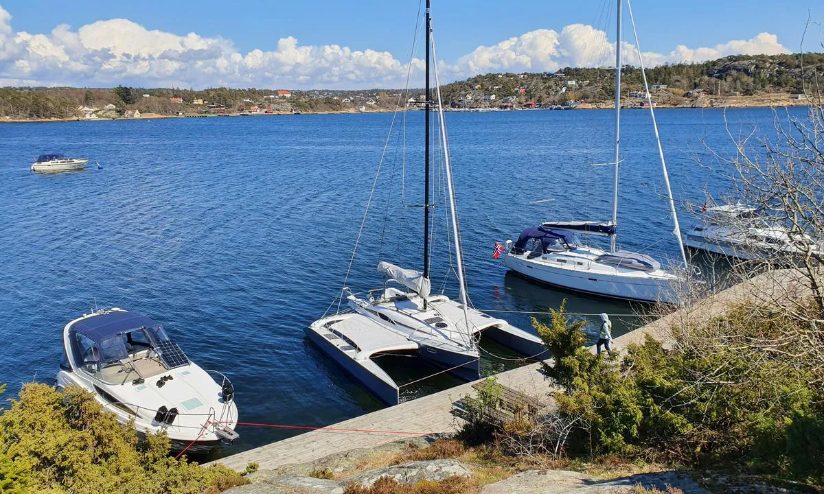 Mulig å fortøye både til brygge og ut inn mot svaberg på Geitholmen i Slevikkilen.