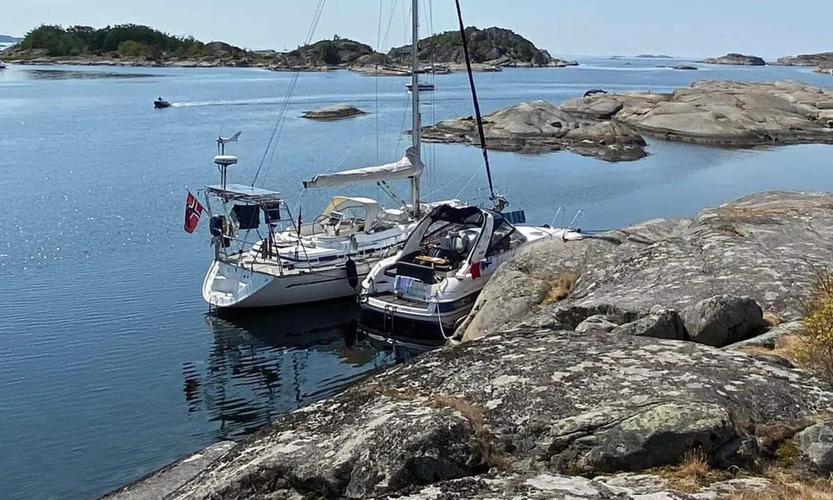 Helt til land i grunneste laget til seilbåter. Lenger ut og litt nordover er det tre blå bøyer og godt hold for å ligge på svai. Lokalt kalles denne øya for Eneboern. Hui bukta øst av denne har svaiplasser. Se nøye på kartet ved innseiling fra sydøst. En umerket grunne i løpet når du svinger nordover, men synlig i kartet.