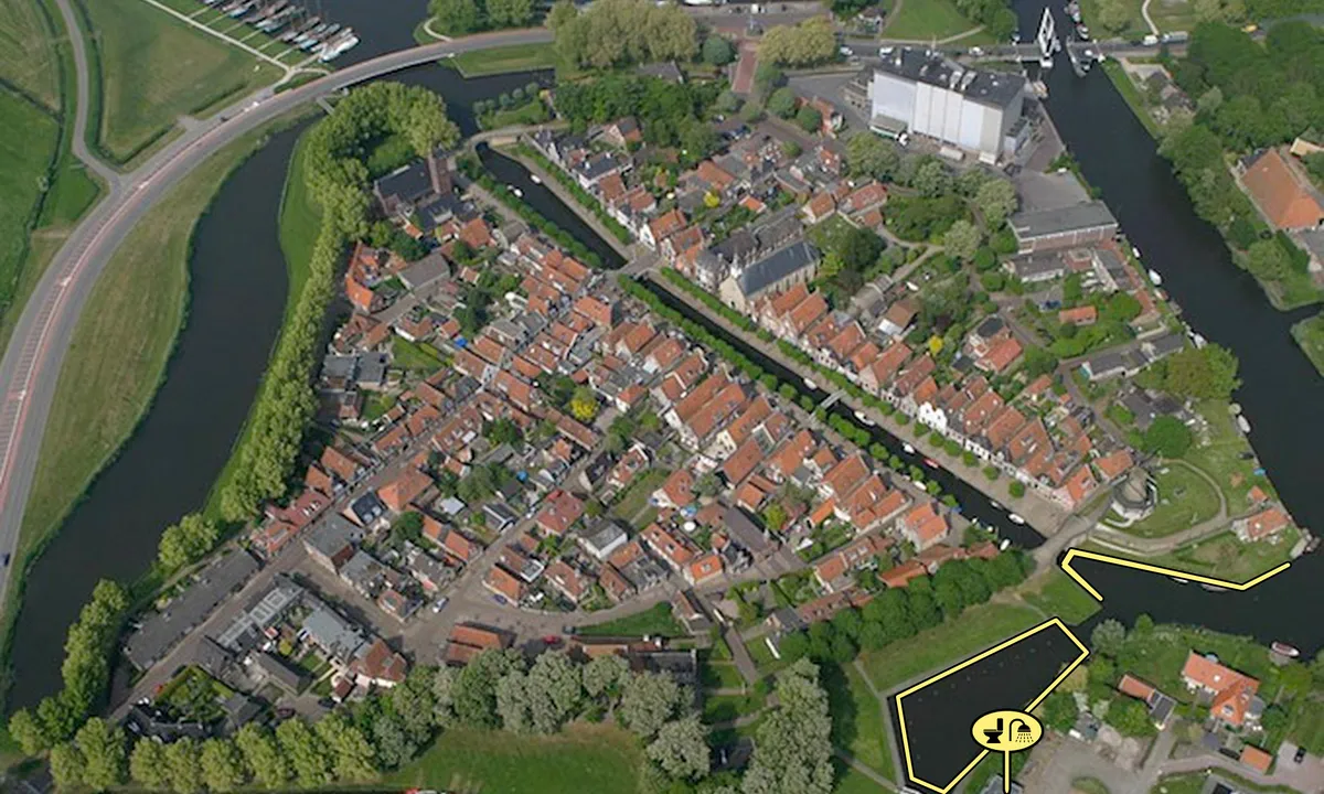 Gemeentehaven Sloten, locatie Bolwerk Zuid: Aerial of Sloten. With the guest berths near the southern entrance of Sloten and the mill 'De Kaai'.
(Photo from www.sloten.nl).