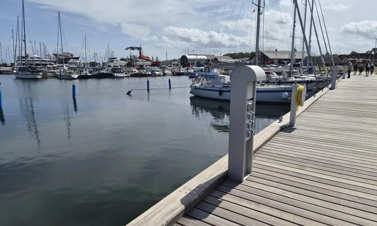 Gilleleje Havn: {"base": "no", "no": "Andre bassenget til h\u00f8yre", "se": "Andra bass\u00e4ngen till h\u00f6ger", "en": "The second basin to the right", "da": "Anden bassin til h\u00f8jre", "fr": "Le deuxi\u00e8me bassin \u00e0 droite", "de": "Das zweite Becken auf der rechten Seite", "es": "El segundo muelle a la derecha", "it": "Secondo bacino a destra", "pt": "Segunda bacia \u00e0 direita", "nl": "Het tweede bassin aan de rechterkant", "pl": "Drugi basen po prawej", "uk": "\u0414\u0440\u0443\u0433\u0438\u0439 \u0431\u0430\u0441\u0435\u0439\u043d \u043f\u0440\u0430\u0432\u043e\u0440\u0443\u0447", "ro": "Al doilea bazin din dreapta", "tr": "Sa\u011fdaki ikinci havuz", "el": "\u0397 \u03b4\u03b5\u03cd\u03c4\u03b5\u03c1\u03b7 \u03bb\u03b5\u03ba\u03ac\u03bd\u03b7 \u03c3\u03c4\u03b1 \u03b4\u03b5\u03be\u03b9\u03ac", "cs": "Druh\u00fd baz\u00e9n vpravo", "hu": "A m\u00e1sodik medence jobbra", "fi": "Toinen allas oikealla", "bg": "\u0414\u0440\u0443\u0433\u0438\u044f\u0442 \u0431\u0430\u0441\u0435\u0439\u043d \u0432\u0434\u044f\u0441\u043d\u043e", "sr": "Drugi bazen sa desne strane", "et": "Teine bassein paremal", "lv": "Otr\u0101 baseins pa labi", "lt": "Antrasis baseinas de\u0161in\u0117je"}