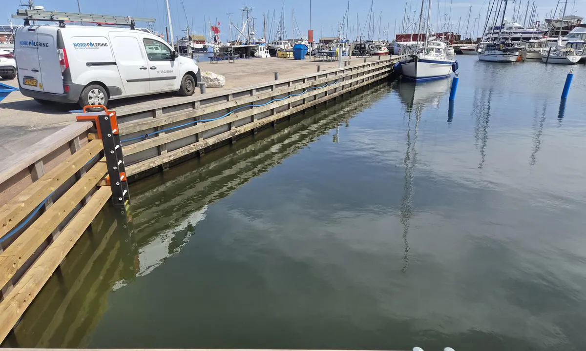 Gilleleje Havn: {"base": "no", "no": "Andre bassenget til h\u00f8yre. Noen langsides plasser", "se": "Andra bass\u00e4ngen till h\u00f6ger. N\u00e5gra l\u00e5ngsidesplatser", "en": "Second basin to the right. Some alongside berths", "da": "Anden bassin til h\u00f8jre. Nogle langsides pladser", "fr": "Le deuxi\u00e8me bassin \u00e0 droite. Quelques places lat\u00e9rales", "de": "Das zweite Becken auf der rechten Seite. Einige Liegepl\u00e4tze l\u00e4ngsseits", "es": "Segundo muelle a la derecha. Algunos lugares para atracar paralelamente", "it": "Secondo bacino a destra. Alcuni ormeggi fianco a fianco", "pt": "A segunda bacia \u00e0 direita. Alguns lugares de amarra\u00e7\u00e3o ao longo", "nl": "Tweede bassin aan de rechterkant. Enkele langszij ligplaatsen", "pl": "Drugie basen po prawej stronie. Kilka miejsc do cumowania przy nadbrze\u017cu", "uk": "\u0414\u0440\u0443\u0433\u0438\u0439 \u0431\u0430\u0441\u0435\u0439\u043d \u043f\u0440\u0430\u0432\u043e\u0440\u0443\u0447. \u0414\u0435\u043a\u0456\u043b\u044c\u043a\u0430 \u043c\u0456\u0441\u0446\u044c \u0432\u0437\u0434\u043e\u0432\u0436.", "ro": "Al doilea bazin la dreapta. C\u00e2teva locuri la cheu.", "tr": "Sa\u011fdaki ikinci havuz. Yan yana birka\u00e7 yer.", "el": "\u0397 \u03b4\u03b5\u03cd\u03c4\u03b5\u03c1\u03b7 \u03bb\u03b5\u03ba\u03ac\u03bd\u03b7 \u03c3\u03c4\u03b1 \u03b4\u03b5\u03be\u03b9\u03ac. \u039f\u03c1\u03b9\u03c3\u03bc\u03ad\u03bd\u03b5\u03c2 \u03b8\u03ad\u03c3\u03b5\u03b9\u03c2 \u03c0\u03b1\u03c1\u03ac\u03bb\u03bb\u03b7\u03bb\u03b1 \u03c0\u03c1\u03bf\u03c2 \u03c4\u03b7\u03bd \u03c0\u03bb\u03b5\u03c5\u03c1\u03ac.", "cs": "Druh\u00fd baz\u00e9n vpravo. N\u011bjak\u00e1 m\u00edsta pod\u00e9l boku", "hu": "A m\u00e1sodik medence jobbra. N\u00e9h\u00e1ny oldalr\u00f3l kik\u00f6t\u00e9si hely", "fi": "Toinen allas oikealla. Joitakin kylkikiinnityspaikkoja.", "bg": "\u0414\u0440\u0443\u0433\u0438\u044f\u0442 \u0431\u0430\u0441\u0435\u0439\u043d \u0432\u0434\u044f\u0441\u043d\u043e. \u041d\u044f\u043a\u043e\u0438 \u043c\u0435\u0441\u0442\u0430 \u0437\u0430 \u0448\u0432\u0430\u0440\u0442\u043e\u0432\u0430\u043d\u0435.", "sr": "Drugi bazen na desnoj strani. Neka bo\u010dna vezovi", "et": "Teine bassein paremal. M\u00f5ned k\u00f5rvalsildumis kohad.", "lv": "Otr\u0101 piest\u0101tnes baseina labaj\u0101 pus\u0113. Da\u017eas vietas gareniskai piek\u013cuvei", "lt": "Antrasis baseinas \u012f de\u0161in\u0119. Kai kurios vietos \u0161onu"}