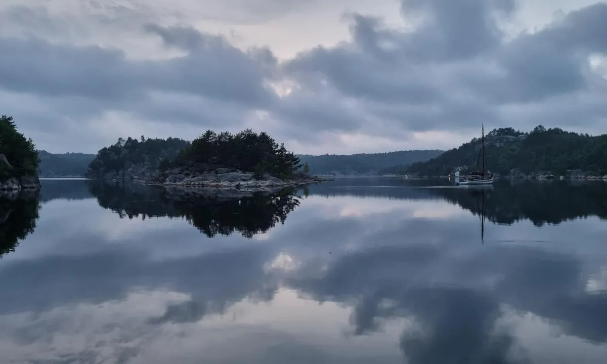 Fra innerst i Gitkilen. Mot holmen og Mortensholmen bak. Lun vik i Blindleia