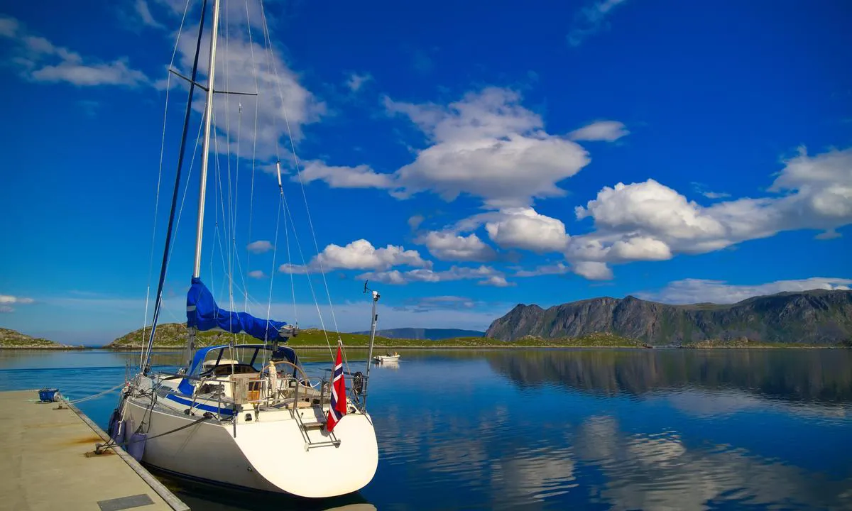 Gjesvær: fin utsikt mot nordkapp-platået fra havna. Plass til 2-3 båter longside på gjestebrygga.