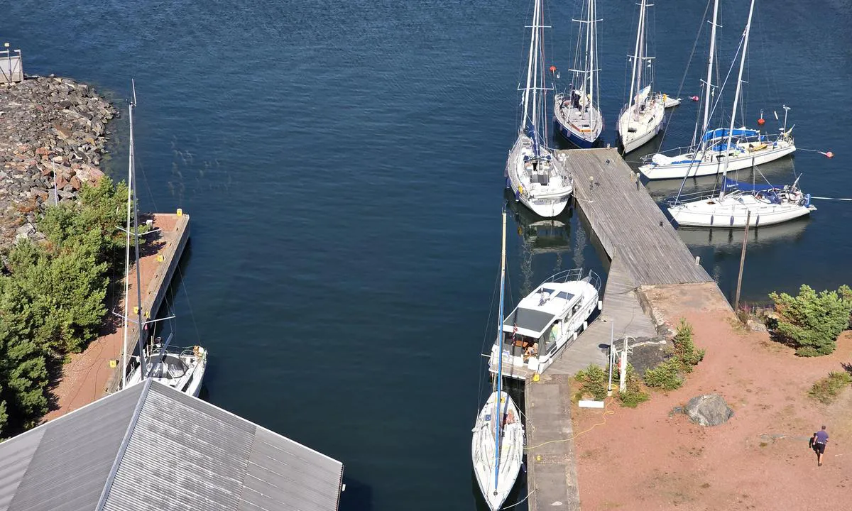 Glada Laxen : {"base": "no", "no": "Havnen sett fra t\u00e5rnet.", "se": "Hamnen sedd fr\u00e5n tornet.", "en": "The harbor seen from the tower.", "da": "Havnen set fra t\u00e5rnet.", "fr": "Le port vu depuis la tour.", "de": "Der Hafen vom Turm aus gesehen.", "es": "El puerto visto desde la torre.", "it": "Il porto visto dalla torre.", "pt": "O porto visto da torre.", "nl": "De haven gezien vanuit de toren.", "pl": "Port widziany z wie\u017cy.", "uk": "\u0413\u0430\u0432\u0430\u043d\u044c, \u043f\u043e\u0431\u0430\u0447\u0435\u043d\u0430 \u0437 \u0432\u0435\u0436\u0456.", "ro": "Portul v\u0103zut din turn.", "tr": "Liman kuleden g\u00f6r\u00fcld\u00fc\u011f\u00fc gibi.", "el": "\u03a4\u03bf \u03bb\u03b9\u03bc\u03ac\u03bd\u03b9 \u03cc\u03c0\u03c9\u03c2 \u03c6\u03b1\u03af\u03bd\u03b5\u03c4\u03b1\u03b9 \u03b1\u03c0\u03cc \u03c4\u03bf\u03bd \u03c0\u03cd\u03c1\u03b3\u03bf.", "cs": "P\u0159\u00edstav vid\u011bn\u00fd z v\u011b\u017ee.", "hu": "A kik\u00f6t\u0151 a toronyb\u00f3l n\u00e9zve.", "fi": "Satama n\u00e4htyn\u00e4 tornista.", "bg": "\u041f\u0440\u0438\u0441\u0442\u0430\u043d\u0438\u0449\u0435\u0442\u043e, \u0433\u043b\u0435\u0434\u0430\u043d\u043e \u043e\u0442 \u043a\u0443\u043b\u0430\u0442\u0430.", "sr": "\u041b\u0443\u043a\u0430 \u0432\u0438\u0452\u0435\u043d\u0430 \u0441\u0430 \u043a\u0443\u043b\u0435.", "et": "Sadam vaadatuna tornist.", "lv": "Osta skat\u012bta no tor\u0146a.", "lt": "Uostas matomas i\u0161 bok\u0161to."}