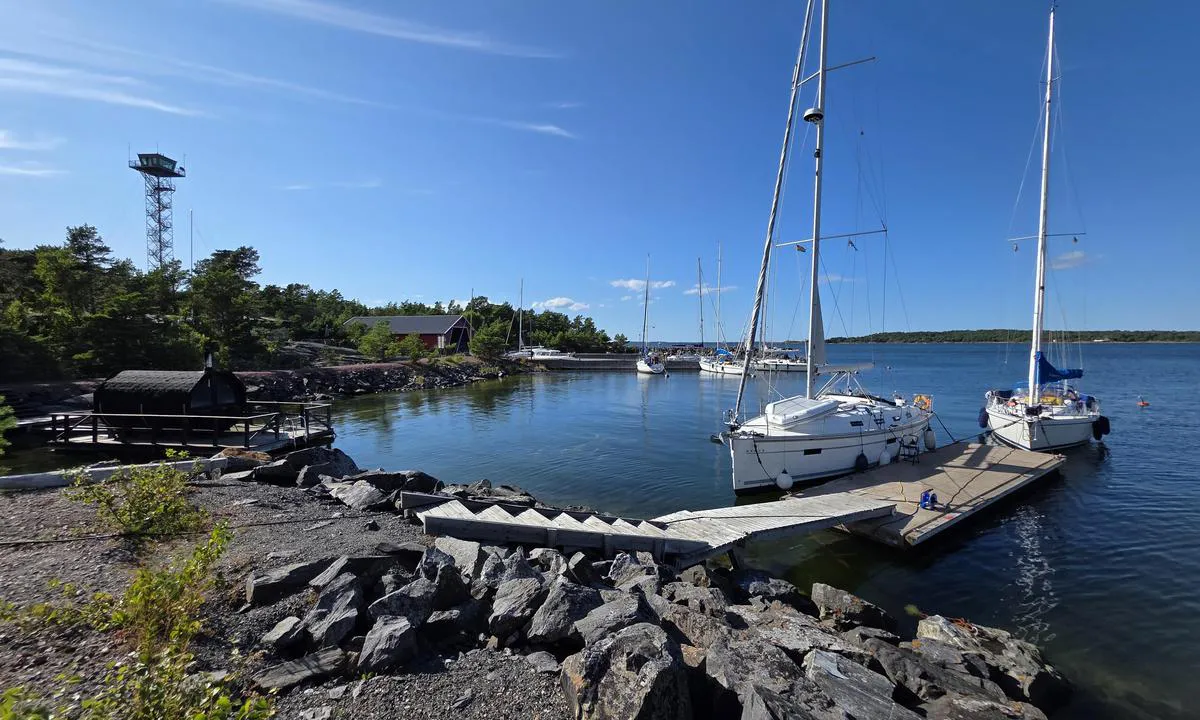 Glada Laxen : {"base": "no", "no": "Flytebryggen \u00f8st i havnen med fort\u00f8yning alongside p\u00e5 begge sider og i b\u00f8ye ytterst. Flytende badstu til venstre i bildet.", "se": "Flytbryggan \u00f6ster i hamnen med f\u00f6rt\u00f6jning alongside p\u00e5 b\u00e5da sidor och i boj ytterst. Flytande bastu till v\u00e4nster i bilden.", "en": "The floating pier to the east in the harbor with alongside mooring on both sides and at a buoy at the end. Floating sauna to the left in the picture.", "da": "Flydebroen \u00f8st i havnen med fort\u00f8jning alongside p\u00e5 begge sider og i b\u00f8je yderst. Flydende sauna til venstre i billedet.", "fr": "Le ponton flottant \u00e0 l'est du port avec amarres \u00e0 couple des deux c\u00f4t\u00e9s et sur une bou\u00e9e \u00e0 l'extr\u00e9mit\u00e9. Sauna flottant \u00e0 gauche sur l'image.", "de": "Der Schwimmsteg im Osten des Hafens mit Festmachen l\u00e4ngsseits auf beiden Seiten und an der Boje ganz au\u00dfen. Schwimmende Sauna links im Bild.", "es": "El muelle flotante al este del puerto con amarra alongside en ambos lados y en boya en la parte exterior. Sauna flotante a la izquierda en la imagen.", "it": "Il pontile galleggiante a est del porto con ormeggio alongside su entrambi i lati e alla boa pi\u00f9 esterna. Sauna galleggiante sulla sinistra nell'immagine.", "pt": "O cais flutuante a leste do porto com amarra\u00e7\u00e3o alongside em ambos os lados e em uma b\u00f3ia na parte mais externa. Sauna flutuante \u00e0 esquerda na imagem.", "nl": "De drijvende steiger in het oosten van de haven met aanleg langszij aan beide zijden en aan een boei aan de buitenkant. Drijvende sauna links op de foto.", "pl": "P\u0142ywaj\u0105cy pomost na wschodzie portu z cumowaniem alongside po obu stronach i na boi najbardziej na zewn\u0105trz. P\u0142ywaj\u0105ca sauna po lewej stronie na zdj\u0119ciu.", "uk": "\u041f\u043b\u0430\u0432\u0430\u044e\u0447\u0438\u0439 \u043f\u0440\u0438\u0447\u0430\u043b \u043d\u0430 \u0441\u0445\u043e\u0434\u0456 \u0433\u0430\u0432\u0430\u043d\u0456 \u0437 \u043a\u0440\u0456\u043f\u043b\u0435\u043d\u043d\u044f\u043c \u0443\u0437\u0434\u043e\u0432\u0436 \u0437 \u043e\u0431\u043e\u0445 \u0441\u0442\u043e\u0440\u0456\u043d \u0442\u0430 \u043d\u0430 \u0431\u0443\u0439 \u0437\u043e\u0432\u043d\u0456. \u041f\u043b\u0430\u0432\u0430\u044e\u0447\u0430 \u0441\u0430\u0443\u043d\u0430 \u043b\u0456\u0432\u043e\u0440\u0443\u0447 \u043d\u0430 \u0437\u043d\u0456\u043c\u043a\u0443.", "ro": "Pontonul plutitor din estul portului cu acostare al\u0103turi pe ambele p\u0103r\u021bi \u0219i la geamandur\u0103 \u00een exterior. Saun\u0103 plutitoare \u00een partea st\u00e2ng\u0103 a imaginii.", "tr": "Limanda do\u011fudaki y\u00fczer iskele, her iki taraf\u0131nda alongside ba\u011flanma ve en d\u0131\u015fta \u015famand\u0131ra ile. Foto\u011fraf\u0131n solunda y\u00fczer sauna.", "el": "\u0397 \u03c0\u03bb\u03c9\u03c4\u03ae \u03c0\u03c1\u03bf\u03b2\u03bb\u03ae\u03c4\u03b1 \u03b1\u03bd\u03b1\u03c4\u03bf\u03bb\u03b9\u03ba\u03ac \u03c3\u03c4\u03bf \u03bb\u03b9\u03bc\u03ac\u03bd\u03b9 \u03bc\u03b5 \u03c0\u03c1\u03cc\u03c3\u03b4\u03b5\u03c3\u03b7 \u03c0\u03b1\u03c1\u03ac\u03bb\u03bb\u03b7\u03bb\u03b1 \u03ba\u03b1\u03b9 \u03c3\u03c4\u03b9\u03c2 \u03b4\u03cd\u03bf \u03c0\u03bb\u03b5\u03c5\u03c1\u03ad\u03c2 \u03ba\u03b1\u03b9 \u03c3\u03c4\u03bf\u03bd \u03ba\u03ac\u03b2\u03bf \u03b5\u03be\u03c9\u03c4\u03b5\u03c1\u03b9\u03ba\u03ac. \u03a0\u03bb\u03c9\u03c4\u03ae \u03c3\u03ac\u03bf\u03c5\u03bd\u03b1 \u03c3\u03c4\u03b1 \u03b1\u03c1\u03b9\u03c3\u03c4\u03b5\u03c1\u03ac \u03c4\u03b7\u03c2 \u03b5\u03b9\u03ba\u03cc\u03bd\u03b1\u03c2.", "cs": "Plovouc\u00ed molo v\u00fdchodn\u011b v p\u0159\u00edstavu, s mo\u017enost\u00ed p\u0159\u00ed\u010dn\u00e9ho kotven\u00ed z obou stran a kotven\u00ed na b\u00f3ji na vn\u011bj\u0161\u00ed stran\u011b. Plovouc\u00ed sauna vlevo na obr\u00e1zku.", "hu": "\u00dasz\u00f3m\u00f3l\u00f3 a kik\u00f6t\u0151 keleti r\u00e9sz\u00e9n, kik\u00f6t\u00e9s mindk\u00e9t oldalon \u00e9s b\u00f3j\u00e1n a legk\u00fcls\u0151 r\u00e9szen. Bal oldalon \u00fasz\u00f3 szauna l\u00e1that\u00f3.", "fi": "Sataman it\u00e4puolella kelluva laituri, jossa kiinnitt\u00e4minen kylki edell\u00e4 molemmilta puolilta ja poiju ulkopuolella. Kelluva sauna kuvan vasemmalla puolella.", "bg": "\u041f\u043b\u0430\u0432\u0430\u0449\u0438\u044f\u0442 \u043a\u0435\u0439 \u0432 \u0438\u0437\u0442\u043e\u0447\u043d\u0430\u0442\u0430 \u0447\u0430\u0441\u0442 \u043d\u0430 \u043f\u0440\u0438\u0441\u0442\u0430\u043d\u0438\u0449\u0435\u0442\u043e \u0441 \u043f\u0440\u0438\u0441\u0442\u0430\u0432\u0430\u043d\u0435 \u043e\u0442 \u0434\u0432\u0435\u0442\u0435 \u0441\u0442\u0440\u0430\u043d\u0438 \u0438 \u043d\u0430 \u0431\u0443\u0439 \u0432 \u043d\u0430\u0439-\u0432\u044a\u043d\u0448\u043d\u0430\u0442\u0430 \u0447\u0430\u0441\u0442. \u041f\u043b\u0430\u0432\u0430\u0449\u0430 \u0441\u0430\u0443\u043d\u0430 \u0432\u043b\u044f\u0432\u043e \u043d\u0430 \u0441\u043d\u0438\u043c\u043a\u0430\u0442\u0430.", "sr": "\u041c\u043e\u0441\u0442 \u0437\u0430 \u043f\u0440\u0438\u0441\u0442\u0430\u0458\u0430\u045a\u0435 \u043d\u0430 \u0438\u0441\u0442\u043e\u043a\u0443 \u043b\u0443\u043a\u0435 \u0441\u0430 \u0432\u0435\u0437\u043e\u043c \u0443\u0437\u0434\u0443\u0436 \u043e\u0431\u0435 \u0441\u0442\u0440\u0430\u043d\u0435 \u0438 \u043d\u0430 \u0431\u0443\u0439\u0430\u043c\u0430 \u043d\u0430\u043f\u043e\u0459\u0443. \u041f\u043b\u0443\u0442\u0430\u0458\u0443\u045b\u0430 \u0441\u0430\u0443\u043d\u0430 \u043b\u0435\u0432\u043e \u043d\u0430 \u0441\u043b\u0438\u0446\u0438.", "et": "Sadamakojast ida pool asuv ujuvkai koos sildumisega k\u00fclg k\u00fclje k\u00f5rval m\u00f5lemal pool ja poiga v\u00e4ljas. Vasakul pildil ujuvsaun.", "lv": "Peldmole austrumos ost\u0101, ar s\u0101nos piest\u0101tni no ab\u0101m pus\u0113m un ar boju \u0101rmal\u0101. Peldo\u0161a sauna kreisaj\u0101 pus\u0113 att\u0113l\u0101.", "lt": "Prieplauka rytin\u0117je uosto pus\u0117je su \u0161vartavimosi galimyb\u0117mis abiejose pus\u0117se ir pl\u016bdur\u0173 \u0161vartavimosi ta\u0161ku pakra\u0161tyje. Kair\u0117je paveikslo pus\u0117je yra pl\u016bduriuojanti pirtis."}