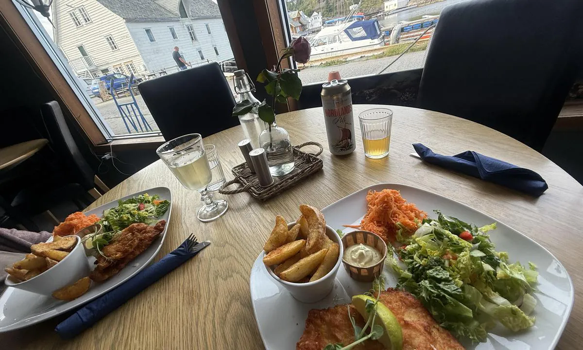 Glesvær: {"base": "no", "no": "Anbefaler en Fish @ Chips som var kjempegod,", "se": "Rekommenderar Fish & Chips som var j\u00e4ttegod,", "en": "Recommend a Fish & Chips which was very good,", "da": "Anbefaler en Fish & Chips som var virkelig god.", "fr": "Je recommande un Fish & Chips qui \u00e9tait d\u00e9licieux", "de": "Empfehlen ein Fish & Chips, das war sehr gut,", "es": "Recomiendo un Fish & Chips que estaba riqu\u00edsimo.", "it": "Consigliamo un Fish [@] Chips che era davvero delizioso,", "pt": "Recomendo um Fish & Chips que estava delicioso.", "nl": "Aanbevolen wordt een Fish @ Chips die heel lekker was,", "pl": "Polecam Fish @ Chips, kt\u00f3re by\u0142y przepyszne.", "uk": "\u0420\u0435\u043a\u043e\u043c\u0435\u043d\u0434\u0443\u0454\u043c\u043e Fish @ Chips, \u0431\u0443\u043b\u043e \u0434\u0443\u0436\u0435 \u0441\u043c\u0430\u0447\u043d\u043e.", "ro": "Recomand un Fish & Chips care a fost foarte bun,", "tr": "Harika bir Fish @ Chips \u00f6neririm,", "el": "\u03a3\u03c5\u03bd\u03b9\u03c3\u03c4\u03bf\u03cd\u03bc\u03b5 \u03ad\u03bd\u03b1 Fish @ Chips \u03c0\u03bf\u03c5 \u03ae\u03c4\u03b1\u03bd \u03ba\u03b1\u03c4\u03b1\u03c0\u03bb\u03b7\u03ba\u03c4\u03b9\u03ba\u03cc,", "cs": "Doporu\u010duji Fish & Chips, kter\u00e1 byla vynikaj\u00edc\u00ed,", "hu": "Aj\u00e1nlom a Fish @ Chips-t, ami nagyon finom volt,", "fi": "Suosittelen Fish @ Chips, joka oli todella hyv\u00e4,", "bg": "\u041f\u0440\u0435\u043f\u043e\u0440\u044a\u0447\u0432\u0430\u043c Fish @ Chips, \u043a\u043e\u044f\u0442\u043e \u0431\u0435\u0448\u0435 \u043c\u043d\u043e\u0433\u043e \u0432\u043a\u0443\u0441\u043d\u0430.", "sr": "\u041f\u0440\u0435\u043f\u043e\u0440\u0443\u0447\u0443\u0458\u0435\u043c\u043e Fish @ Chips \u043a\u043e\u0458\u0438 \u0458\u0435 \u0431\u0438\u043e \u043e\u0434\u043b\u0438\u0447\u0430\u043d,", "et": "Soovitan kalu ja kr\u00f5pse, mis olid v\u00e4ga head.", "lv": "Iesak\u0101m Fish @ Chips, kas bija \u013coti gar\u0161\u012bgs.", "lt": "<p>Rekomenduoju fish & chips, kurie buvo labai skan\u016bs.</p>"}