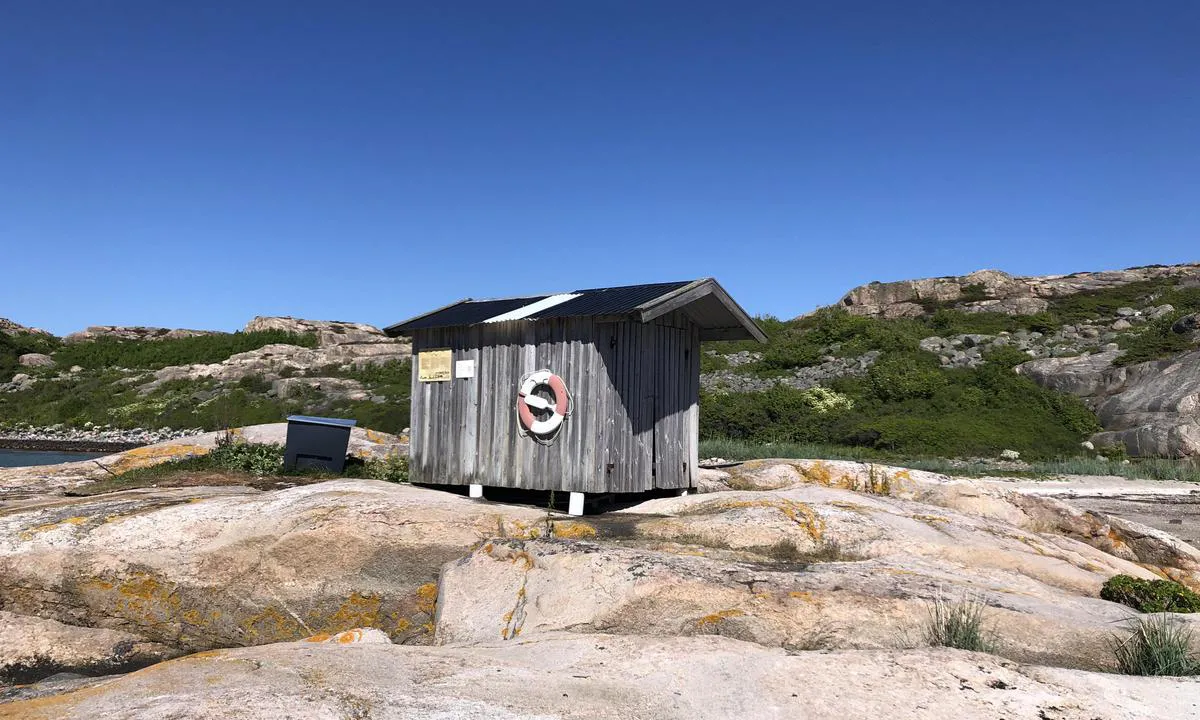 There are several small houses with toilets and waste bins around the bay of Gluppö.