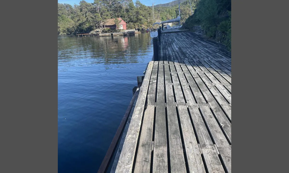 Godøysund Fjordhotell: Det virker å være gode dybder de fleste steder langs bryggene. Men her ligger det noe utrast skrap, mulig en gammel gangvei til en flytebrygge