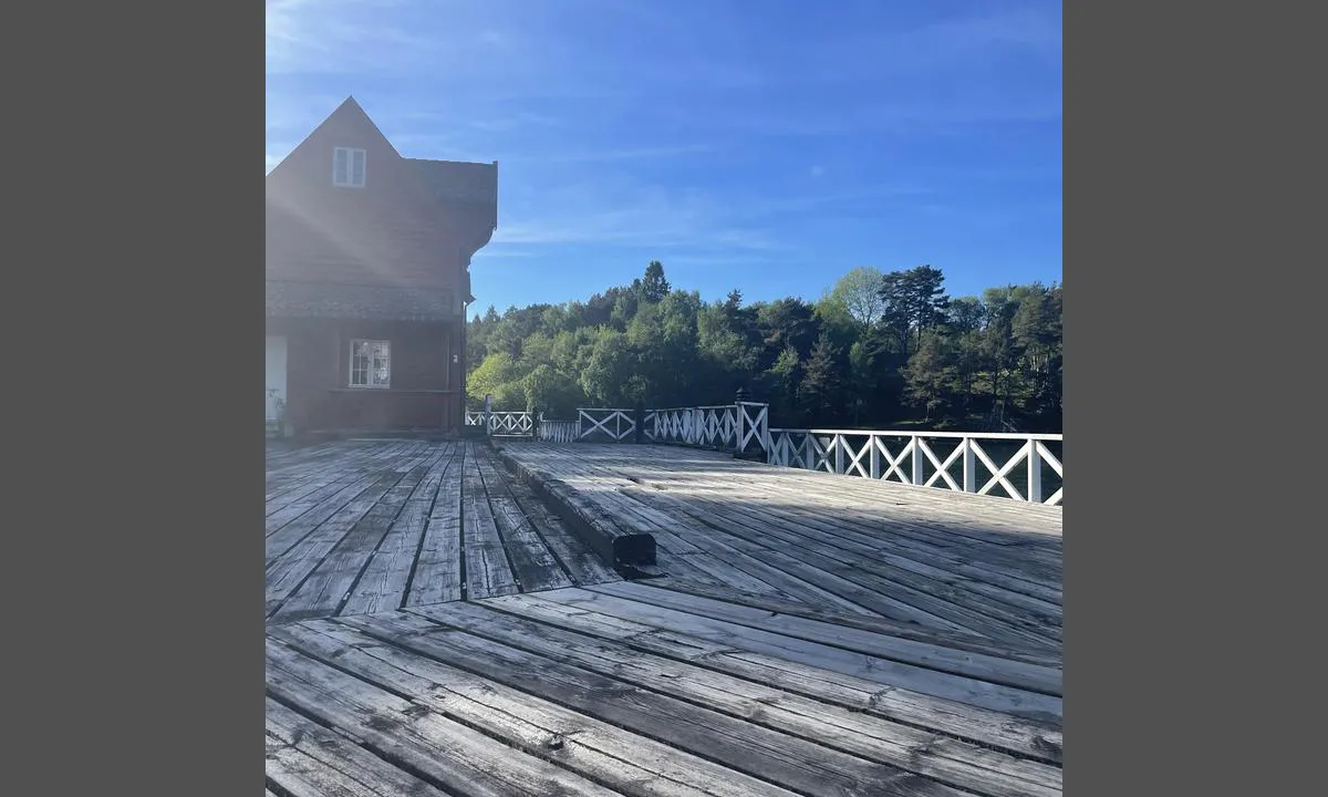 Godøysund Fjordhotell: Det har vært en idyll, men planken på kaien er noen steder så dårlig at en kan risikere å trakke igjennom.