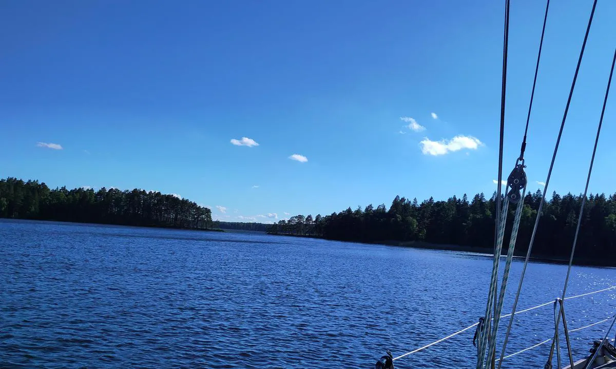 Göta kanal - sjön Vilken - Näsboön: {"base": "no", "no": "Vy mot SydWest", "se": "Vy mot Sydv\u00e4st", "en": "View towards Southwest", "da": "Udsigt mod SydVest", "fr": "Vue vers le sud-ouest", "de": "Aussicht nach S\u00fcdwesten", "es": "Vista hacia el sudoeste", "it": "Vista verso Sud-Ovest", "pt": "Vista para Sudoeste", "nl": "Uitzicht naar Zuidwest", "pl": "Widok na po\u0142udniowy zach\u00f3d", "uk": "\u041f\u0440\u044f\u043c\u0443\u0439\u0442\u0435 \u043d\u0430 \u043f\u0456\u0432\u0434\u0435\u043d\u043d\u0438\u0439 \u0437\u0430\u0445\u0456\u0434", "ro": "Priveli\u0219te spre Sud-Vest", "tr": "G\u00fcneyBat\u0131'ya bak\u0131\u015f", "el": "\u0398\u03ad\u03b1 \u03c0\u03c1\u03bf\u03c2 \u039d\u03bf\u03c4\u03b9\u03bf\u03b4\u03c5\u03c4\u03b9\u03ba\u03ac", "cs": "Vy mot SydWest", "hu": "Kil\u00e1t\u00e1s d\u00e9lnyugatra", "fi": "N\u00e4kym\u00e4 lounaaseen", "bg": "\u0418\u0437\u0433\u043b\u0435\u0434 \u043a\u044a\u043c \u044e\u0433\u043e\u0437\u0430\u043f\u0430\u0434", "sr": "\u041f\u043e\u0433\u043b\u0435\u0434 \u043a\u0430 \u0408\u0443\u0433\u043e\u0437\u0430\u043f\u0430\u0434\u0443", "et": "Vaade suunaga Edela", "lv": "Izskat\u0101s uz Dienvidrietumiem", "lt": "Kursas \u012f pietvakarius"}