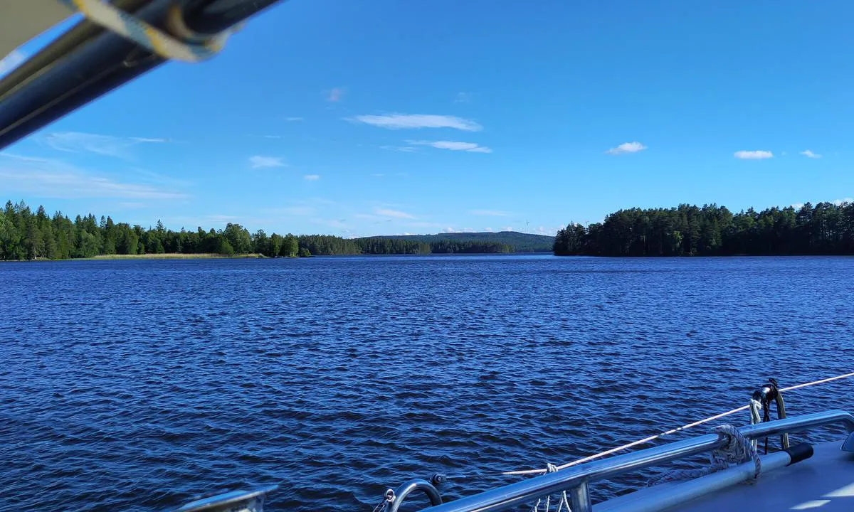 Göta kanal - sjön Vilken - Näsboön: {"base": "se", "no": "Utsikt mot syd", "se": "Vy mot Syd", "en": "<p>View towards South</p>", "da": "Udsigt mod Syd", "fr": "Vue vers le Sud", "de": "Blick nach S\u00fcden", "es": "Vista hacia el sur", "it": "Vista verso Sud", "pt": "Vista para o sul", "nl": "Uitzicht naar het zuiden", "pl": "Widok na po\u0142udnie", "uk": "\u0412\u0438 \u043d\u0430 \u043f\u0456\u0432\u0434\u0435\u043d\u044c", "ro": "Vedere spre sud", "tr": "G\u00fcney'e do\u011fru manzara", "el": "\u0398\u03ad\u03b1 \u03c0\u03c1\u03bf\u03c2 \u039d\u03cc\u03c4\u03bf", "cs": "Vy mot Syd", "hu": "Kil\u00e1t\u00e1s d\u00e9l fel\u00e9", "fi": "N\u00e4k\u00f6ala kohti etel\u00e4\u00e4", "bg": "\u0418\u0437\u0433\u043b\u0435\u0434 \u043a\u044a\u043c \u042e\u0433", "sr": "\u041f\u043e\u0433\u043b\u0435\u0434 \u043a\u0430 \u0458\u0443\u0433\u0443", "et": "Vaade l\u00f5una poole", "lv": "Virziens uz dienvidiem", "lt": "Vy mot Syd"}