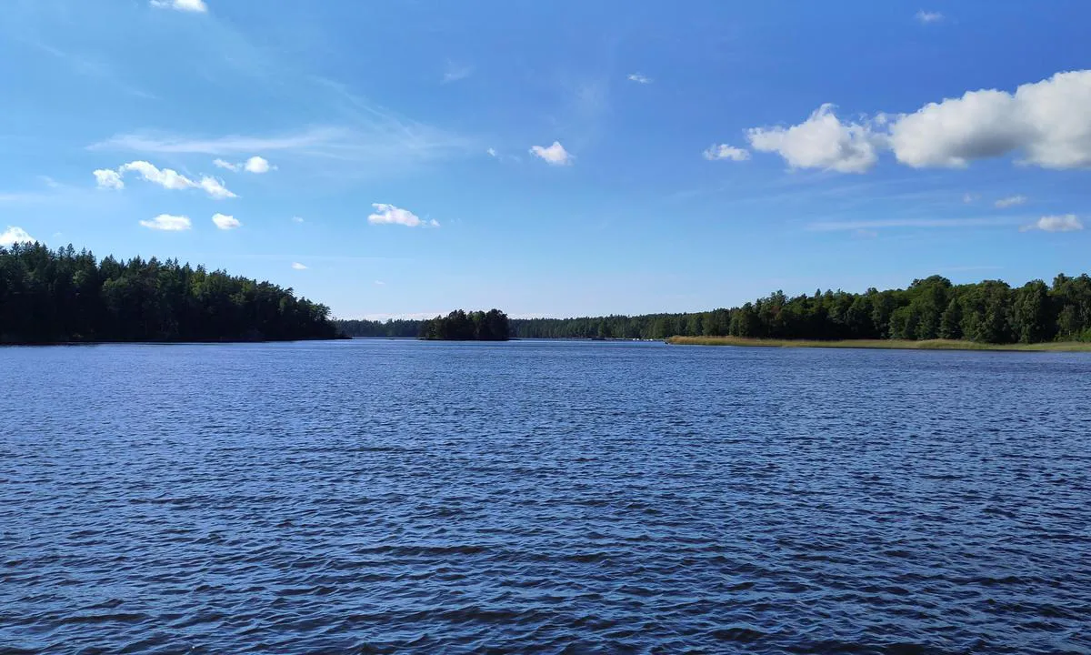 Göta kanal - sjön Vilken - Näsboön: {"base": "no", "no": "Vy mot NordWest", "se": "Vy mot Nordv\u00e4st", "en": "View towards Northwest", "da": "Udsigt mod NordVest", "fr": "Vue vers le nord-ouest", "de": "Blick nach Nordwest", "es": "Vista hacia el noroeste", "it": "Vista verso NordOvest", "pt": "Vista para o Noroeste", "nl": "Uitzicht naar het noordwesten", "pl": "Widok na p\u00f3\u0142nocny zach\u00f3d", "uk": "\u0412\u0430\u0448 \u043a\u0443\u0440\u0441 \u043d\u0430 \u041f\u0456\u0432\u043d\u0456\u0447\u043d\u0438\u0439 \u0417\u0430\u0445\u0456\u0434", "ro": "Vedere spre Nord-Vest", "tr": "Kuzey Bat\u0131'ya Do\u011fru G\u00f6r\u00fcn\u00fcm", "el": "\u0398\u03ad\u03b1 \u03c0\u03c1\u03bf\u03c2 \u0392\u03bf\u03c1\u03b5\u03b9\u03bf\u03b4\u03c5\u03c4\u03b9\u03ba\u03ac", "cs": "Ponor na severoz\u00e1pad", "hu": "Kil\u00e1t\u00e1s \u00e9szaknyugat fel\u00e9", "fi": "N\u00e4kym\u00e4 luoteeseen", "bg": "\u0418\u0437\u0433\u043b\u0435\u0434 \u043a\u044a\u043c \u0421\u0435\u0432\u0435\u0440\u043e\u0437\u0430\u043f\u0430\u0434", "sr": "Pogled ka severozapadu", "et": "Vaade loodesse", "lv": "Ieturiet kursu uz zieme\u013crietumiem", "lt": "Vaizdas \u012f \u0161iaur\u0117s vakarus"}