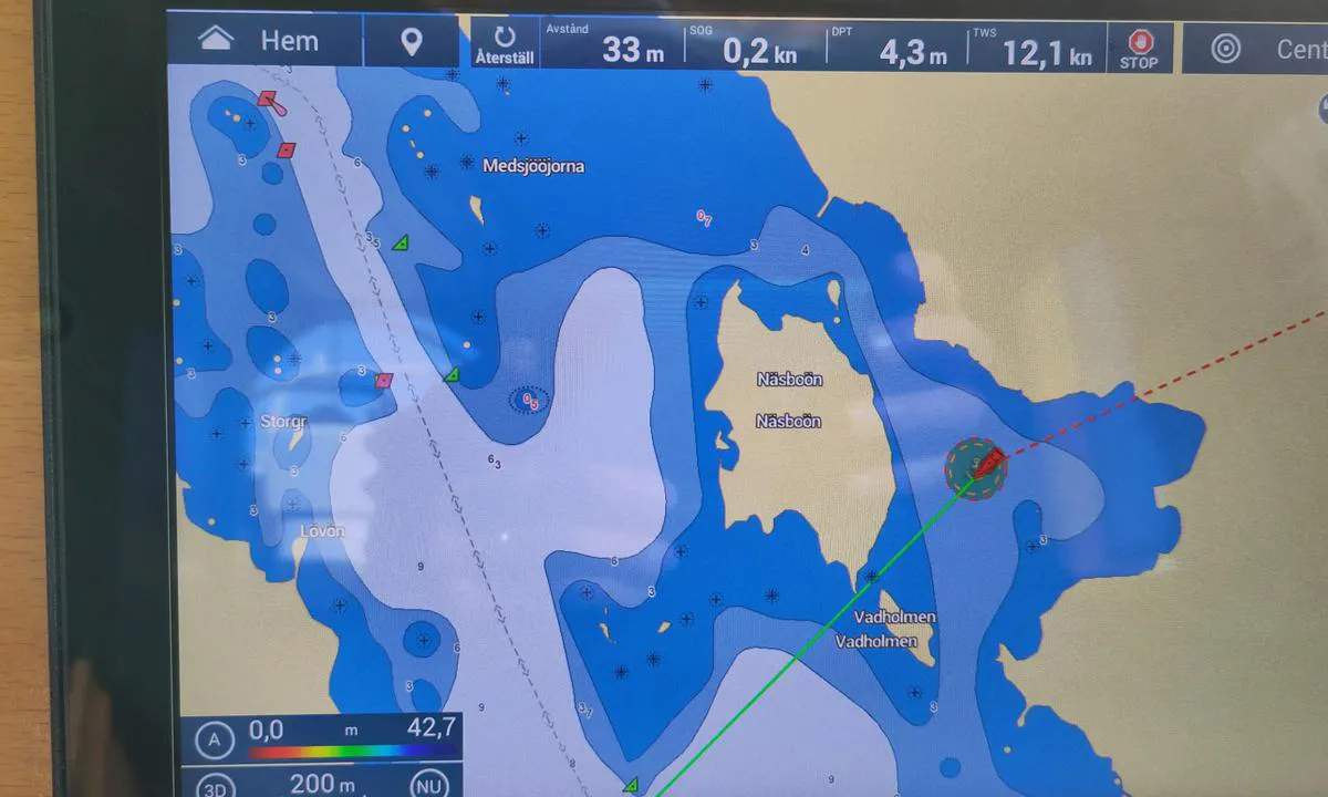 Göta kanal - sjön Vilken - Näsboön: {"base": "se", "no": "Sj\u00f8kart med v\u00e5r ankringsposisjon", "se": "Sj\u00f6kort med v\u00e5r ankringsposition", "en": "Nautical chart with our anchoring position", "da": "S\u00f8kort med vores ankerposition", "fr": "Carte marine avec notre position de mouillage", "de": "Seekarte mit unserer Ankerposition", "es": "Carta n\u00e1utica con nuestra posici\u00f3n de fondeo", "it": "Carta nautica con la nostra posizione di ancoraggio", "pt": "Carta n\u00e1utica com nossa posi\u00e7\u00e3o de ancoragem", "nl": "Zeekaart met onze ankerpositie", "pl": "Mapa morska z nasz\u0105 pozycj\u0105 kotwiczenia", "uk": "\u041c\u043e\u0440\u0441\u044c\u043a\u0430 \u043a\u0430\u0440\u0442\u0430 \u0437 \u043d\u0430\u0448\u043e\u044e \u044f\u043a\u0456\u0440\u043d\u043e\u044e \u043f\u043e\u0437\u0438\u0446\u0456\u0454\u044e", "ro": "Harta marin\u0103 cu pozi\u021bia noastr\u0103 de ancorare", "tr": "Vaziyetimizi belirten deniz haritas\u0131", "el": "\u039d\u03b1\u03c5\u03c4\u03b9\u03ba\u03cc\u03c2 \u03c7\u03ac\u03c1\u03c4\u03b7\u03c2 \u03bc\u03b5 \u03c4\u03b7 \u03b8\u03ad\u03c3\u03b7 \u03c4\u03b7\u03c2 \u03b1\u03b3\u03ba\u03c5\u03c1\u03bf\u03b2\u03bf\u03bb\u03af\u03b1\u03c2 \u03bc\u03b1\u03c2", "cs": "N\u00e1mo\u0159n\u00ed mapa s na\u0161\u00ed kotv\u00edc\u00ed pozic\u00ed", "hu": "Tengeri t\u00e9rk\u00e9p horgonyz\u00e1si poz\u00edci\u00f3nkkal", "fi": "Merikartta ankkurointipaikallamme", "bg": "\u041c\u043e\u0440\u0441\u043a\u0430 \u043a\u0430\u0440\u0442\u0430 \u0441 \u043d\u0430\u0448\u0430\u0442\u0430 \u043f\u043e\u0437\u0438\u0446\u0438\u044f \u0437\u0430 \u043a\u043e\u0442\u0432\u0435\u043d\u0435", "sr": "Nauti\u010dka karta sa na\u0161om pozicijom za sidrenje", "et": "Merekart meie ankru asukohaga", "lv": "J\u016bras karte ar m\u016bsu enkuro\u0161anas poz\u012bciju", "lt": "J\u016brlapis su m\u016bs\u0173 inkaravimo pozicija"}