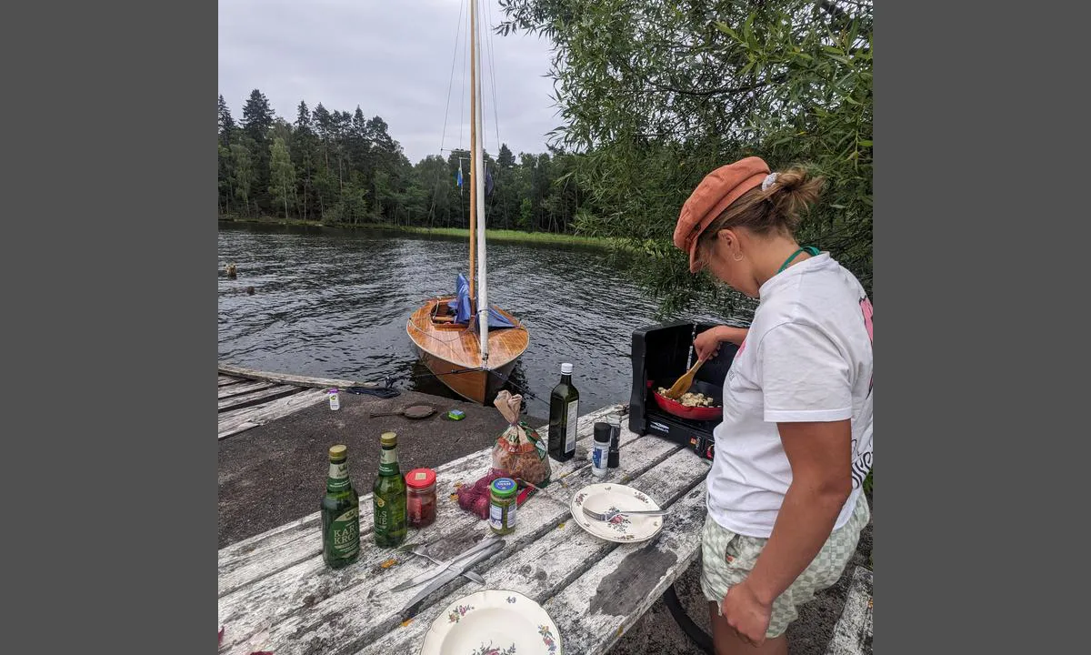 Götön: {"base": "de", "no": "F\u00f8les som et forlatt sted, men likevel en opplevelse.", "se": "K\u00e4nns som en \u00f6vergiven plats men \u00e4r \u00e4nd\u00e5 en upplevelse.", "en": "Feels like a lost place but still an experience.", "da": "F\u00f8les som et forladt sted, men stadig en oplevelse.", "fr": "Il semble \u00eatre un lieu abandonn\u00e9 mais reste pourtant une exp\u00e9rience.", "de": "Wirkt wie ein Lost place aber dennoch ein Erlebnis.", "es": "Parece un lugar abandonado pero sigue siendo una experiencia.", "it": "Sembra un luogo abbandonato ma \u00e8 comunque un'esperienza.", "pt": "Parece um lugar abandonado, mas ainda assim uma experi\u00eancia.", "nl": "Het voelt als een verlaten plek, maar het is toch een belevenis.", "pl": "Sprawia wra\u017cenie miejsca opuszczonego, ale mimo to jest to ciekawe do\u015bwiadczenie.", "uk": "\u0412\u0438\u0433\u043b\u044f\u0434\u0430\u0454 \u044f\u043a \u0437\u0430\u0431\u0443\u0442\u0435 \u043c\u0456\u0441\u0446\u0435, \u0430\u043b\u0435 \u0432\u0441\u0435 \u0436 \u0442\u0430\u043a\u0438 \u0446\u0435 \u043e\u0441\u043e\u0431\u043b\u0438\u0432\u0438\u0439 \u0434\u043e\u0441\u0432\u0456\u0434.", "ro": "Pare un loc p\u0103r\u0103sit, dar totu\u0219i o experien\u021b\u0103.", "tr": "Terkedilmi\u015f bir yer gibi g\u00f6r\u00fcn\u00fcyor ama yine de bir deneyim.", "el": "\u039c\u03bf\u03b9\u03ac\u03b6\u03b5\u03b9 \u03bc\u03b5 \u03b5\u03b3\u03ba\u03b1\u03c4\u03b1\u03bb\u03b5\u03bb\u03b5\u03b9\u03bc\u03bc\u03ad\u03bd\u03bf \u03bc\u03ad\u03c1\u03bf\u03c2 \u03b1\u03bb\u03bb\u03ac \u03c0\u03b1\u03c1' \u03cc\u03bb\u03b1 \u03b1\u03c5\u03c4\u03ac \u03b5\u03af\u03bd\u03b1\u03b9 \u03bc\u03b9\u03b1 \u03b5\u03bc\u03c0\u03b5\u03b9\u03c1\u03af\u03b1.", "cs": "P\u016fsob\u00ed jako opu\u0161t\u011bn\u00e9 m\u00edsto, ale p\u0159esto je to z\u00e1\u017eitek.", "hu": "\u00dagy hat, mint egy elhagyott hely, de m\u00e9gis egy \u00e9lm\u00e9ny.", "fi": "Vaikuttaa hyl\u00e4tylt\u00e4 paikalta, mutta on silti el\u00e4mys.", "bg": "\u0418\u0437\u0433\u043b\u0435\u0436\u0434\u0430 \u043a\u0430\u0442\u043e \u0437\u0430\u0431\u0440\u0430\u0432\u0435\u043d\u043e \u043c\u044f\u0441\u0442\u043e, \u043d\u043e \u0432\u044a\u043f\u0440\u0435\u043a\u0438 \u0442\u043e\u0432\u0430 \u0435 \u043f\u0440\u0435\u0436\u0438\u0432\u044f\u0432\u0430\u043d\u0435.", "sr": "Izgleda kao napu\u0161teno mesto, ali ipak pru\u017ea do\u017eivljaj.", "et": "M\u00f5jub nagu mahaj\u00e4etud koht, kuid siiski elamus.", "lv": "Izskat\u0101s k\u0101 pamesta vieta, bet tom\u0113r piedz\u012bvojums.", "lt": "Atrodo kaip apleista vieta, ta\u010diau vis tik yra patirtis."}