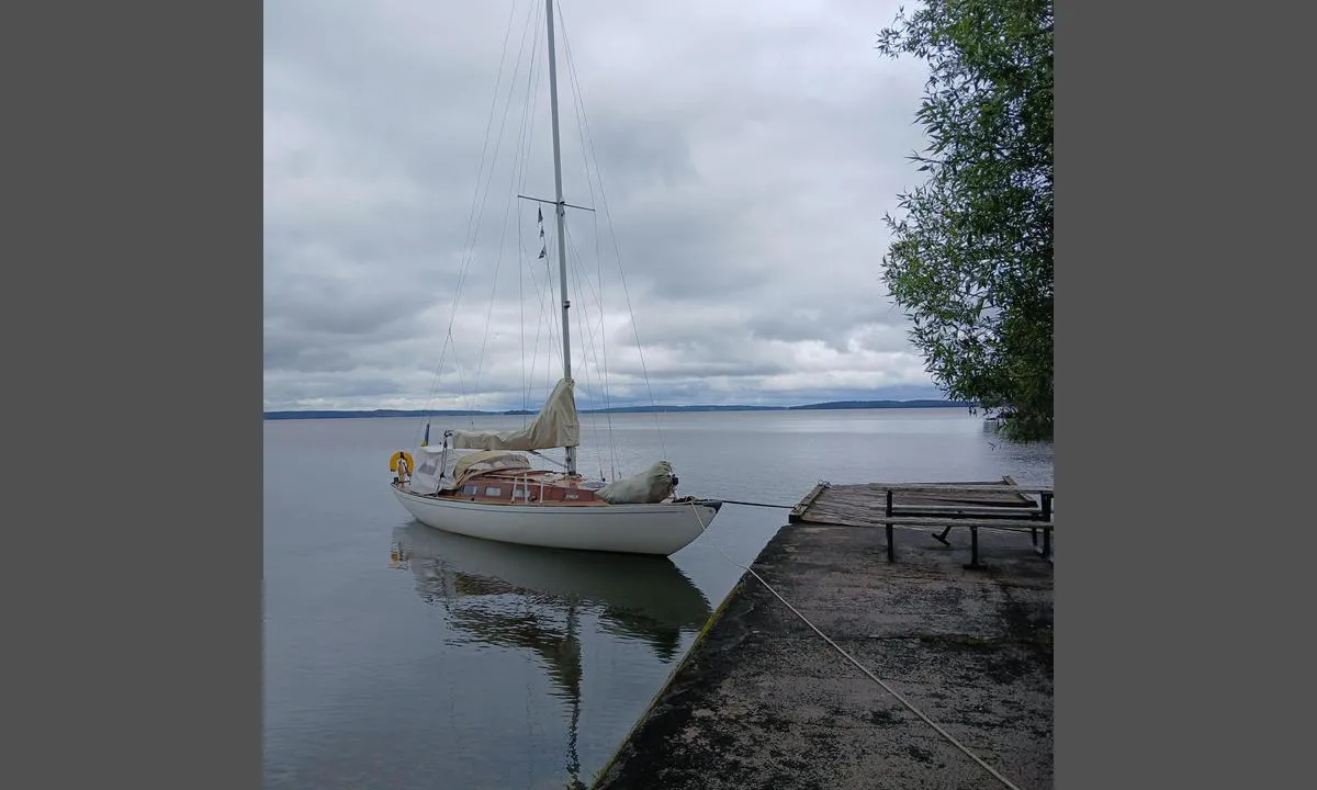 Götön: {"base": "se", "no": "Forfallen brygge, men det g\u00e5r bra \u00e5 legge til ved bryggens betongfundament. Naturreservat som er d\u00e5rlig vedlikeholdt, men vakker \u00f8y.", "se": "F\u00f6rfallen brygga, men det g\u00e5r bra att l\u00e4gga till vid bryggans betongfundament. Naturreservat som \u00e4r d\u00e5ligt underh\u00e5llet, men vacker \u00f6.", "en": "Derelict jetty, but it is possible to moor at the jetty's concrete foundation. Nature reserve that is poorly maintained, but a beautiful island.", "da": "Forfalden brygge, men det g\u00e5r fint at l\u00e6gge til ved bryggens betonfundament. Naturreservat, som er d\u00e5rligt vedligeholdt, men smuk \u00f8.", "fr": "Pont d\u00e9labr\u00e9, mais il est possible d'accoster au fondement en b\u00e9ton du ponton. R\u00e9serve naturelle mal entretenue, mais belle \u00eele.", "de": "Verfallener Steg, aber es ist m\u00f6glich, am Betonfundament des Stegs anzulegen. Naturschutzgebiet, das schlecht gepflegt ist, aber eine sch\u00f6ne Insel.", "es": "Muelle en ruinas, pero es posible atracar en la base de hormig\u00f3n del muelle. Reserva natural que est\u00e1 mal mantenida, pero una isla hermosa.", "it": "Pontile fatiscente, ma \u00e8 possibile ormeggiare al fondamento di cemento del pontile. Riserva naturale mal mantenuta, ma splendida isola.", "pt": "P\u00eder deteriorado, mas \u00e9 poss\u00edvel atracar no fundamento de concreto do p\u00eder. Reserva natural mal mantida, mas ilha bonita.", "nl": "Vervallen steiger, maar het is mogelijk om aan te leggen bij het betonnen fundament van de steiger. Natuurreservaat dat slecht onderhouden is, maar een mooi eiland.", "pl": "Zniszczony pomost, ale mo\u017cna przycumowa\u0107 przy betonowej podstawie pomostu. Rezerwat przyrody, kt\u00f3ry jest s\u0142abo utrzymany, ale pi\u0119kna wyspa.", "uk": "\u0417\u0430\u043d\u0435\u0434\u0431\u0430\u043d\u0438\u0439 \u043f\u0456\u0440\u0441, \u0430\u043b\u0435 \u043c\u043e\u0436\u043d\u0430 \u0448\u0432\u0430\u0440\u0442\u0443\u0432\u0430\u0442\u0438\u0441\u044f \u0434\u043e \u0431\u0435\u0442\u043e\u043d\u043d\u043e\u0433\u043e \u0444\u0443\u043d\u0434\u0430\u043c\u0435\u043d\u0442\u0443 \u043f\u0456\u0440\u0441\u0443. \u041f\u0440\u0438\u0440\u043e\u0434\u043d\u0438\u0439 \u0437\u0430\u043f\u043e\u0432\u0456\u0434\u043d\u0438\u043a, \u044f\u043a\u0438\u0439 \u043f\u043e\u0433\u0430\u043d\u043e \u0434\u043e\u0433\u043b\u044f\u043d\u0443\u0442\u0438\u0439, \u0430\u043b\u0435 \u043e\u0441\u0442\u0440\u0456\u0432 \u043a\u0440\u0430\u0441\u0438\u0432\u0438\u0439.", "ro": "<p>Pont deteriorat, dar se poate lega de fundatia de beton a pontonului. Rezerva\u021bie natural\u0103 prost \u00eentre\u021binut\u0103, dar insul\u0103 frumoas\u0103.</p>", "tr": "Harabe iskele, ancak iskeledeki beton temel \u00fczerine yana\u015fmak m\u00fcmk\u00fcnd\u00fcr. K\u00f6t\u00fc bak\u0131m yap\u0131lm\u0131\u015f bir tabiat koruma alan\u0131, ancak g\u00fczel bir ada.", "el": "\u039a\u03b1\u03c4\u03b5\u03c3\u03c4\u03c1\u03b1\u03bc\u03bc\u03ad\u03bd\u03b7 \u03c0\u03c1\u03bf\u03b2\u03bb\u03ae\u03c4\u03b1, \u03b1\u03bb\u03bb\u03ac \u03b5\u03af\u03bd\u03b1\u03b9 \u03b4\u03c5\u03bd\u03b1\u03c4\u03cc\u03bd \u03bd\u03b1 \u03b4\u03ad\u03c3\u03b5\u03c4\u03b5 \u03c3\u03c4\u03bf \u03c4\u03c3\u03b9\u03bc\u03b5\u03bd\u03c4\u03ad\u03bd\u03b9\u03bf \u03b8\u03b5\u03bc\u03ad\u03bb\u03b9\u03bf \u03c4\u03b7\u03c2 \u03c0\u03c1\u03bf\u03b2\u03bb\u03ae\u03c4\u03b1\u03c2. \u03a6\u03c5\u03c3\u03b9\u03ba\u03cc \u03ba\u03b1\u03c4\u03b1\u03c6\u03cd\u03b3\u03b9\u03bf \u03c0\u03bf\u03c5 \u03b5\u03af\u03bd\u03b1\u03b9 \u03ba\u03b1\u03ba\u03ac \u03c3\u03c5\u03bd\u03c4\u03b7\u03c1\u03b7\u03bc\u03ad\u03bd\u03bf, \u03b1\u03bb\u03bb\u03ac \u03cc\u03bc\u03bf\u03c1\u03c6\u03bf \u03bd\u03b7\u03c3\u03af.", "cs": "Zch\u00e1tral\u00e9 molo, ale lze p\u0159ist\u00e1t u betonov\u00e9ho z\u00e1kladu mola. P\u0159\u00edrodn\u00ed rezervace, kter\u00e1 je \u0161patn\u011b udr\u017eovan\u00e1, ale kr\u00e1sn\u00fd ostrov.", "hu": "Leromlott m\u00f3l\u00f3, de rendben van kik\u00f6tni a m\u00f3l\u00f3 beton alapzat\u00e1n\u00e1l. Term\u00e9szetv\u00e9delmi ter\u00fclet, amely rosszul karbantartott, de sz\u00e9p sziget.", "fi": "R\u00e4nsistynyt laituri, mutta betonisokkelin kohdalla voi kiinnitty\u00e4. Luonnonsuojelualue, jota ei ole hyvin hoidettu, mutta saari on kaunis.", "bg": "\u0420\u0430\u0437\u043f\u0430\u0434\u0430\u0449 \u0441\u0435 \u043a\u0435\u0439, \u043d\u043e \u0435 \u0432\u044a\u0437\u043c\u043e\u0436\u043d\u043e \u043f\u0440\u0438\u0441\u0442\u0430\u0432\u0430\u043d\u0435 \u043f\u0440\u0438 \u0431\u0435\u0442\u043e\u043d\u043e\u0432\u0438\u0442\u0435 \u043e\u0441\u043d\u043e\u0432\u0438 \u043d\u0430 \u043a\u0435\u044f. \u041f\u0440\u0438\u0440\u043e\u0434\u0435\u043d \u0440\u0435\u0437\u0435\u0440\u0432\u0430\u0442, \u043a\u043e\u0439\u0442\u043e \u0435 \u043b\u043e\u0448\u043e \u043f\u043e\u0434\u0434\u044a\u0440\u0436\u0430\u043d, \u043d\u043e \u043d\u0430 \u043a\u0440\u0430\u0441\u0438\u0432 \u043e\u0441\u0442\u0440\u043e\u0432.", "sr": "O\u0161te\u0107eni mol, ali je mogu\u0107e pristati kod betonskog temelja mola. Prirodni rezervat koji je lo\u0161e odr\u017eavan, ali lepo ostrvo.", "et": "Lagunemise \u00e4\u00e4rel sild, kuid saab h\u00e4sti silduda kai betoonvundamendi k\u00fclge. Looduskaitseala, mis on halvasti hooldatud, kuid ilus saar.", "lv": "Nolaista piest\u0101tne, bet var pietauvoties pie piest\u0101tnes betona pamatnes. Dabas rezerv\u0101ts, kas ir slikti uztur\u0113ts, bet skaista sala.", "lt": "Sugriuv\u0119s prieplauka, ta\u010diau galima prisi\u0161vartuoti prie prieplaukos betoninio pagrindo. Gamtos rezervatas, kuris prastai pri\u017ei\u016brimas, bet gra\u017ei sala."}