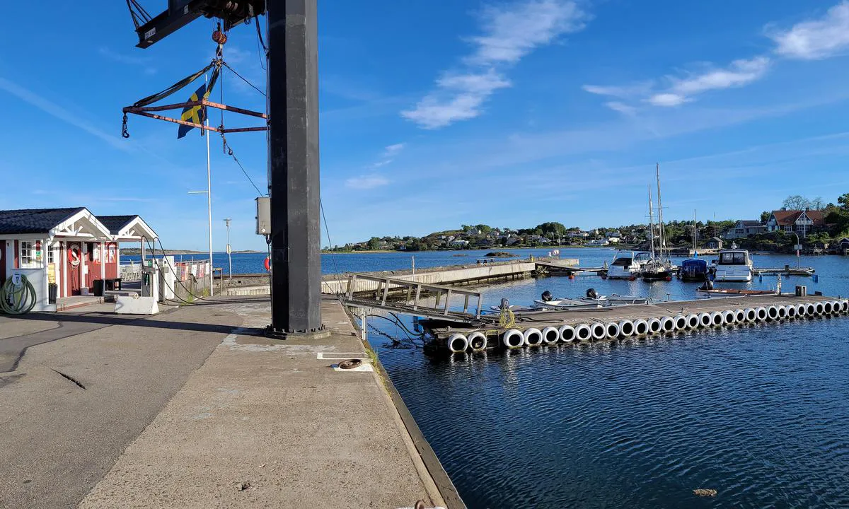 Gottskär m. Tjolöholm: {"base": "de", "no": "Utsikt mot bensinstasjon, kran og innseiling.", "se": "Utsikt \u00f6ver bensinstation, kran och infart.", "en": "View of the fuel station, crane, and entrance.", "da": "Udsigt over tankstation, kran og indsejling.", "fr": "Vue sur la station-service, la grue et l'entr\u00e9e du port.", "de": "Blick auf Tankstelle, Kran und Einfahrt.", "es": "Vista de la gasolinera, la gr\u00faa y la entrada.", "it": "Vista su stazione di servizio, gru e ingresso.", "pt": "Vista para o posto de combust\u00edvel, guindaste e entrada.", "nl": "Uitzicht op tankstation, kraan en ingang.", "pl": "Widok na stacj\u0119 benzynow\u0105, d\u017awig i wjazd.", "uk": "\u0412\u0438\u0434 \u043d\u0430 \u0437\u0430\u043f\u0440\u0430\u0432\u043a\u0443, \u043a\u0440\u0430\u043d \u0442\u0430 \u0432\u0445\u0456\u0434.", "ro": "Vedere c\u0103tre sta\u021bia de benzin\u0103, macaraua \u0219i intrarea.", "tr": "Benzin istasyonu, vin\u00e7 ve giri\u015fe bak\u0131\u015f.", "el": "\u0398\u03ad\u03b1 \u03c0\u03c1\u03bf\u03c2 \u03b2\u03b5\u03bd\u03b6\u03b9\u03bd\u03ac\u03b4\u03b9\u03ba\u03bf, \u03b3\u03b5\u03c1\u03b1\u03bd\u03cc \u03ba\u03b1\u03b9 \u03b5\u03af\u03c3\u03bf\u03b4\u03bf.", "cs": "Pohled na benz\u00ednovou stanici, je\u0159\u00e1b a vjezd.", "hu": "Kil\u00e1t\u00e1s a benzink\u00fatra, darura \u00e9s a bej\u00e1ratra.", "fi": "N\u00e4kym\u00e4 huoltoasemalle, nosturiin ja sis\u00e4\u00e4nk\u00e4yntiin.", "bg": "\u0413\u043b\u0435\u0434\u043a\u0430 \u043a\u044a\u043c \u0431\u0435\u043d\u0437\u0438\u043d\u043e\u0432\u0430 \u0441\u0442\u0430\u043d\u0446\u0438\u044f, \u043a\u0440\u0430\u043d \u0438 \u0432\u0445\u043e\u0434.", "sr": "Pogled na benzinsku stanicu, kran i ulaz.", "et": "Vaade tanklale, kraanale ja sisses\u00f5idule.", "lv": "Skats uz degvielas uzpildes staciju, celtni un pieeju.", "lt": "Vaizdas \u012f degalin\u0119, kran\u0105 ir \u012fplauk\u0105."}