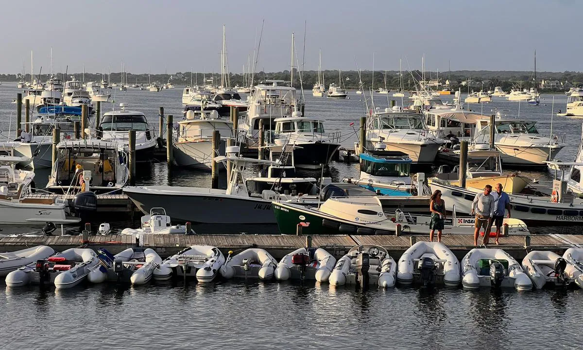 {"base": "en", "no": "Den store saltvannsdammen", "se": "Den stora saltvattensdammen", "en": "The great salt pond", "da": "Det store saltvandss\u00f8", "fr": "Le grand \u00e9tang sal\u00e9", "de": "Der gro\u00dfe Salzteich", "es": "El gran estanque de sal", "it": "Il grande stagno salato", "pt": "The great salt pond", "nl": "De grote zoutvijver", "pl": "Wielki s\u0142ony staw", "uk": "\u0412\u0435\u043b\u0438\u043a\u0435 \u0441\u043e\u043b\u043e\u043d\u0435 \u043e\u0437\u0435\u0440\u043e", "ro": "Marele iaz s\u0103rat", "tr": "B\u00fcy\u00fck Tuz Havuzu", "el": "\u0397 \u03bc\u03b5\u03b3\u03ac\u03bb\u03b7 \u03b1\u03bb\u03bc\u03c5\u03c1\u03ae \u03bb\u03b9\u03bc\u03bd\u03bf\u03b8\u03ac\u03bb\u03b1\u03c3\u03c3\u03b1", "cs": "Velk\u00fd soln\u00fd rybn\u00edk", "hu": "A nagy s\u00f3st\u00f3", "fi": "Suuri suolainen lampi", "bg": "\u0413\u043e\u043b\u044f\u043c\u043e\u0442\u043e \u0441\u043e\u043b\u0435\u043d\u043e \u0435\u0437\u0435\u0440\u043e", "sr": "Veliko slano jezero", "et": "Suur soolatiik", "lv": "Lielais s\u0101ls d\u012b\u0137is", "lt": "Didysis druskos tvenkinys"}