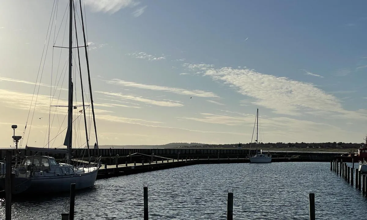 Grenaa Marina: Longside fortøyning for større båter, 14-16m. 
Var ikke akkurt kø da jeg var der i slutten av november, så tok sjansen selv med liten båt.