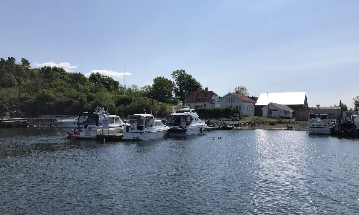 I gjestehavna på Gressholmen fortøyer du mot en flytebrygge innerst i havna. Det er longside fortøying.