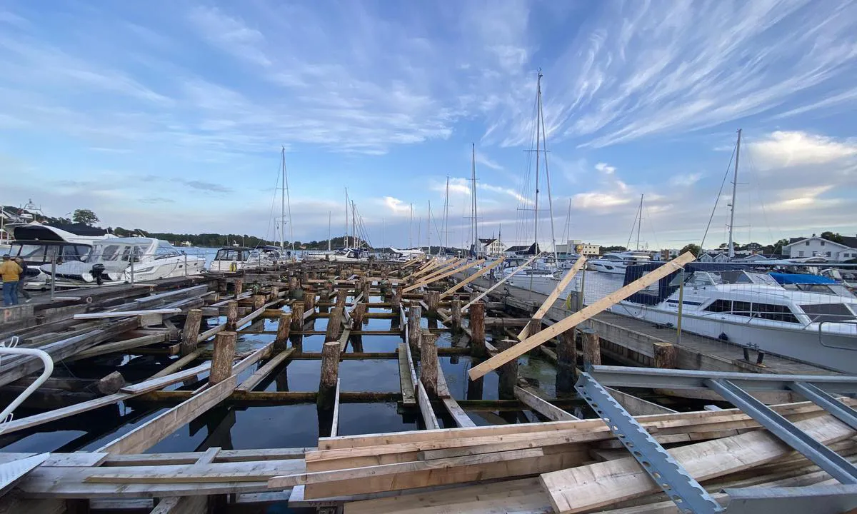 Gjestehavnen i Grimstad sommeren 2023.
Dampskibskaien er under rehabilitering, men det er lagt ut flytebrygger og kapasiteten intakt.
Alle servicefasiliteter tilgjengelig i provisoriske bygg.