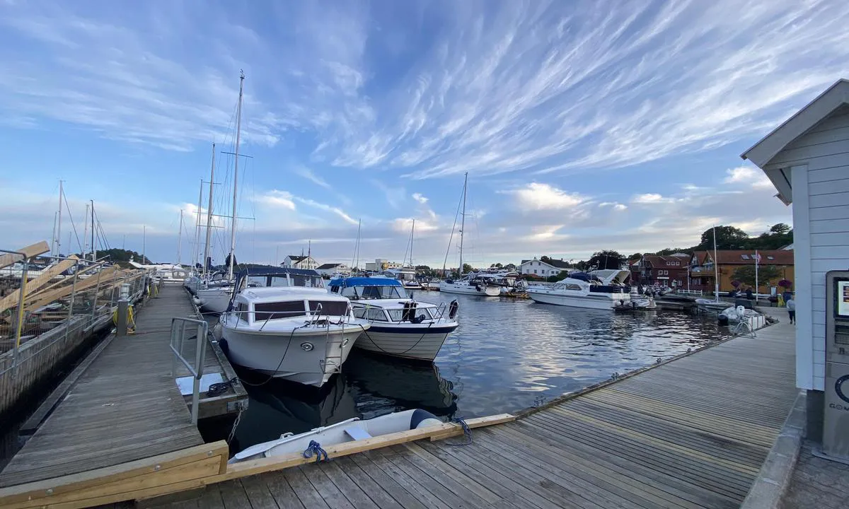 Gjestehavnen i Grimstad sommeren 2023.
Dampskibskaien er under rehabilitering, men det er lagt ut flytebrygger og kapasiteten intakt.
Alle servicefasiliteter tilgjengelig i provisoriske bygg.