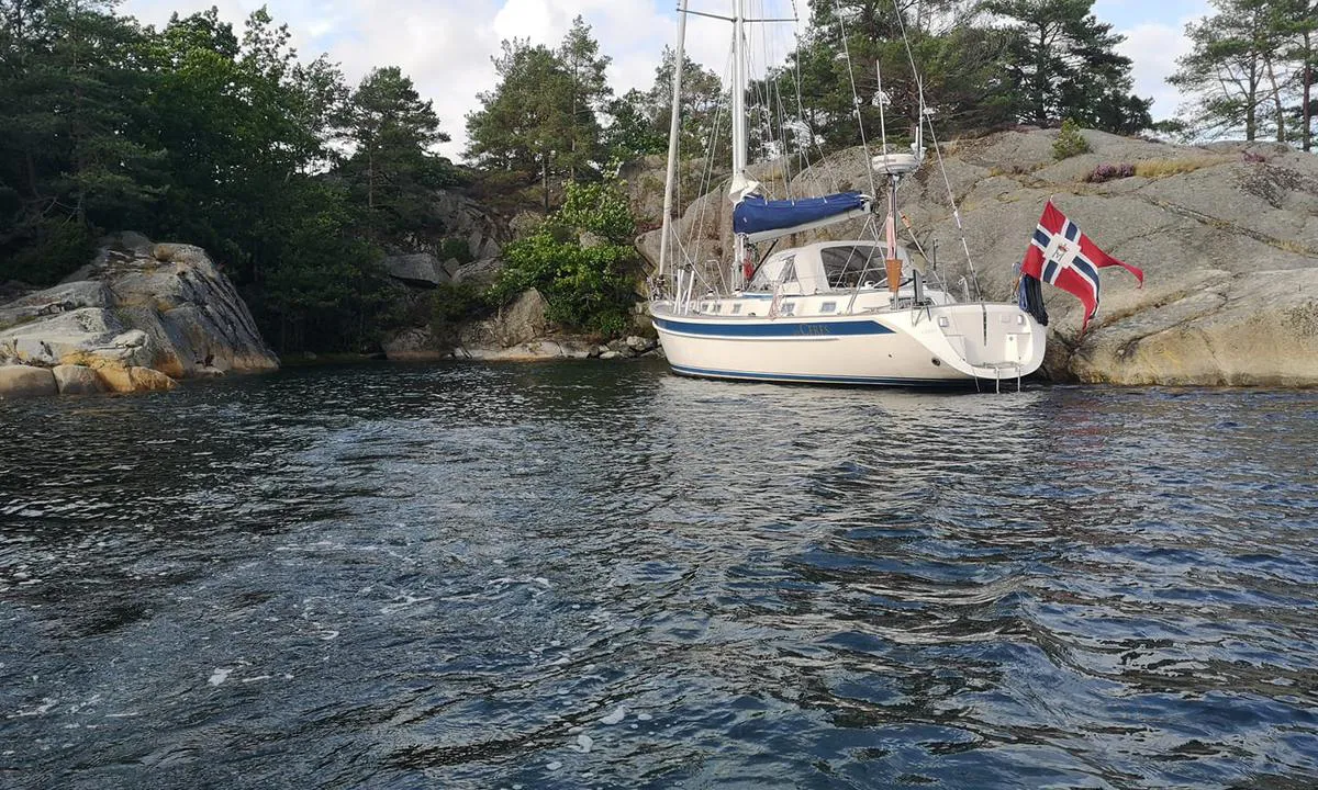 I den lille kilen nord for Grisøya i Blindleia kan du fortøye longside mot berget.